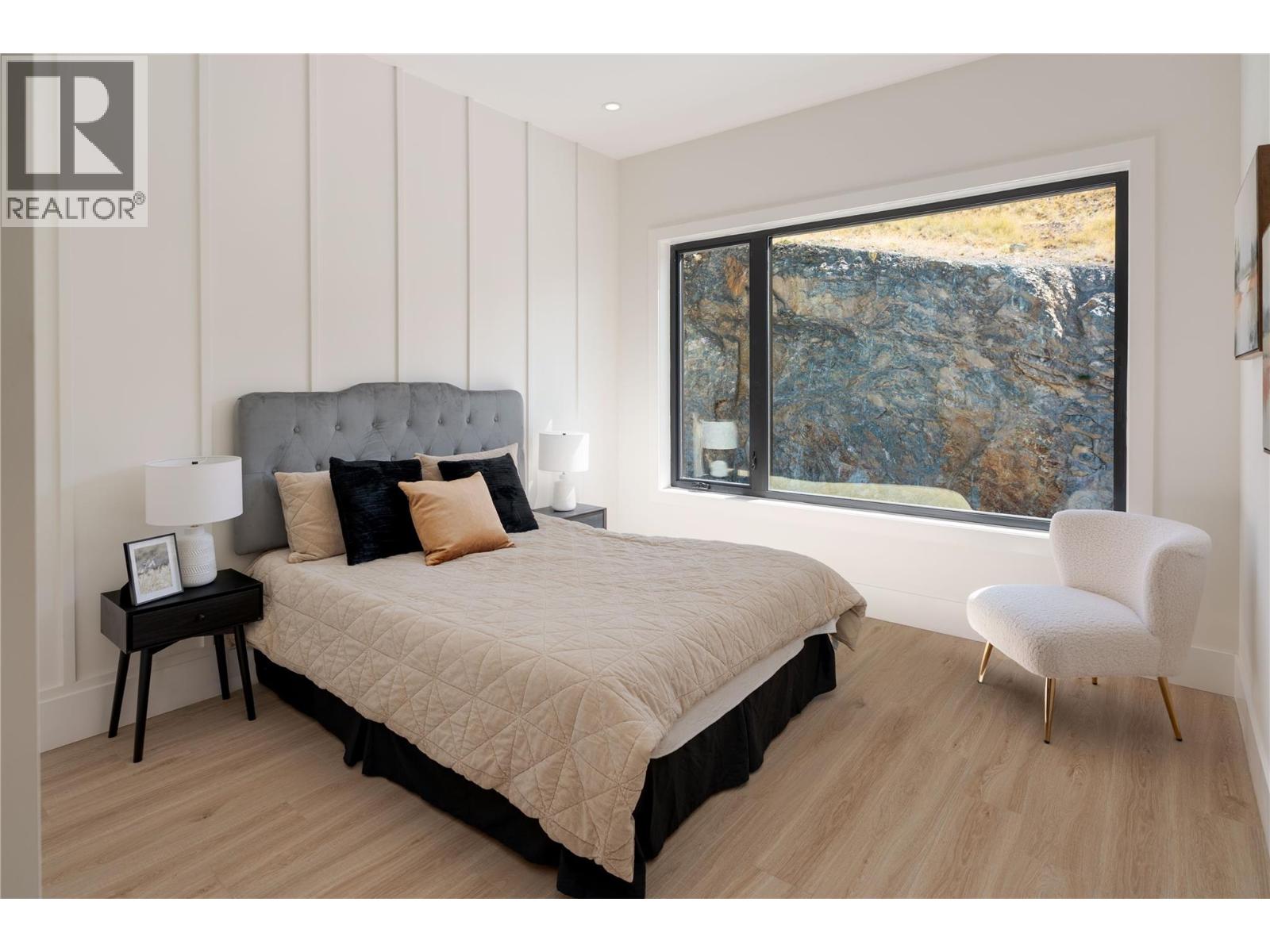 Picture for 1016 EMSLIE  Street https://www.cirrealty.ca/reb/bc/9/10363959_49.jpg