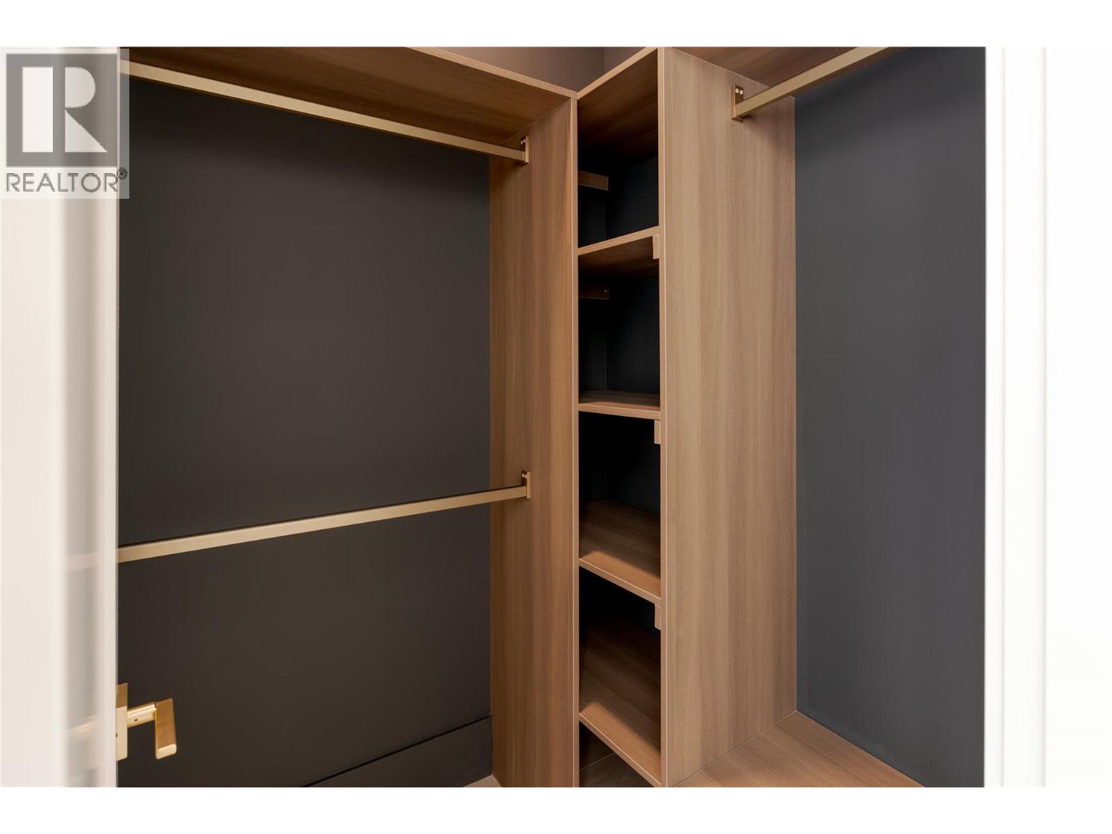 Picture for 1016 EMSLIE  Street https://www.cirrealty.ca/reb/bc/9/10363959_50.jpg