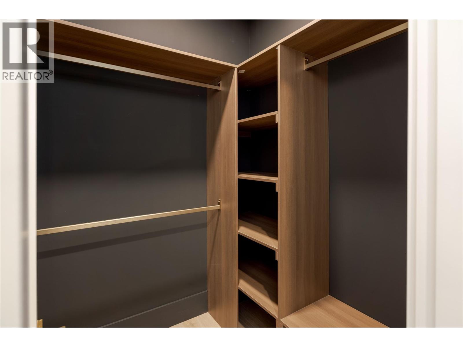 Picture for 1016 EMSLIE  Street https://www.cirrealty.ca/reb/bc/9/10363959_53.jpg