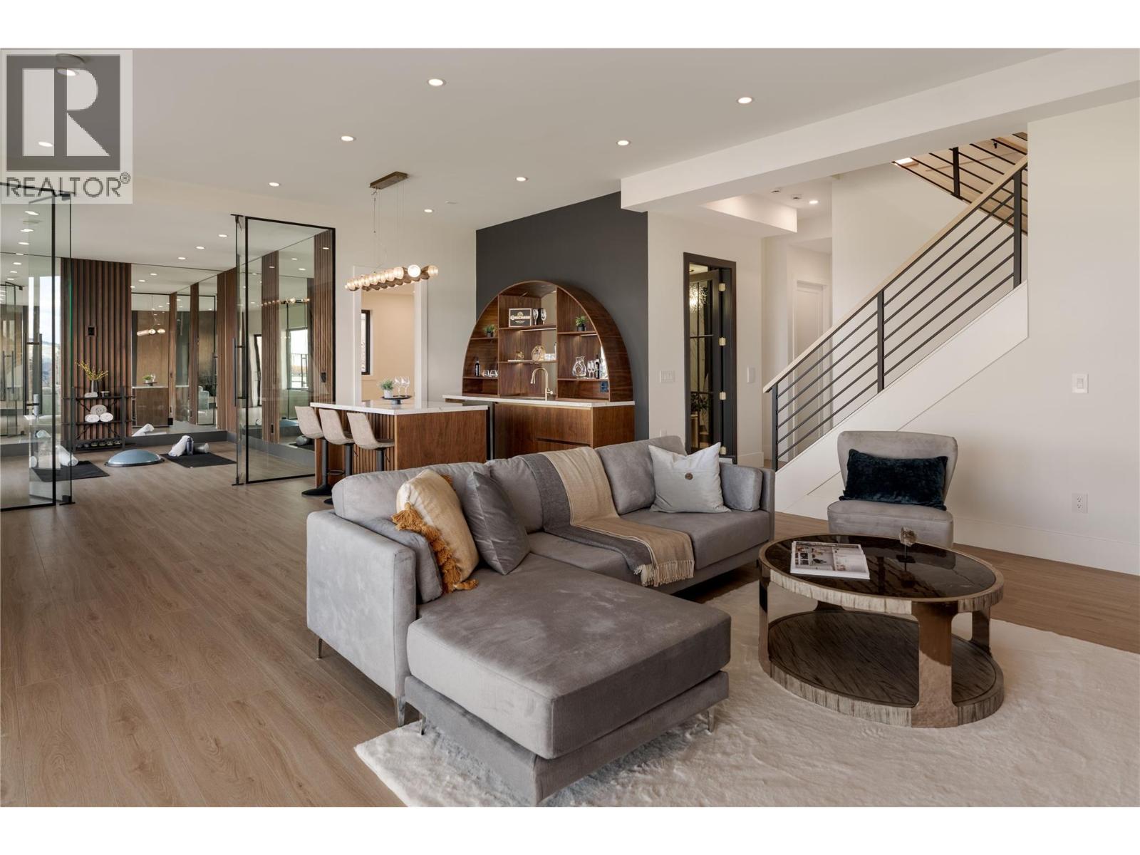 Picture for 1016 EMSLIE  Street https://www.cirrealty.ca/reb/bc/9/10363959_55.jpg