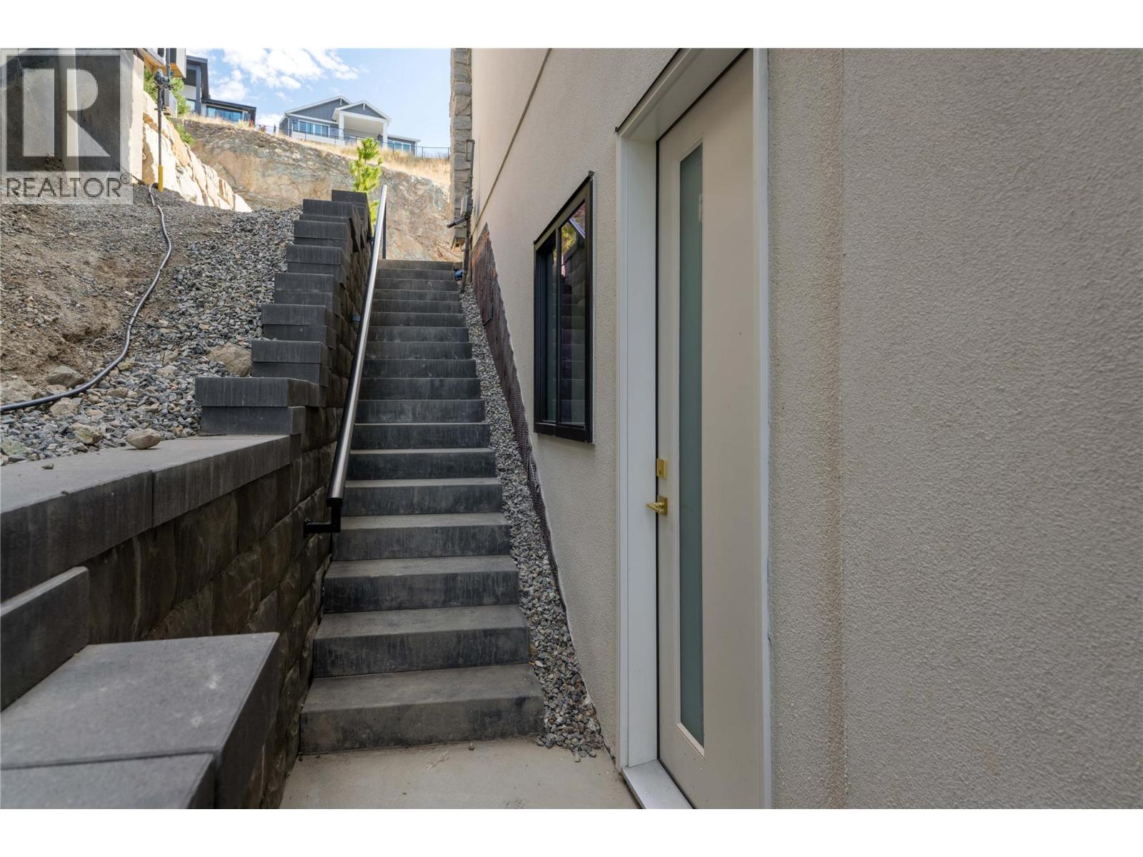 Picture for 1016 EMSLIE  Street https://www.cirrealty.ca/reb/bc/9/10363959_68.jpg