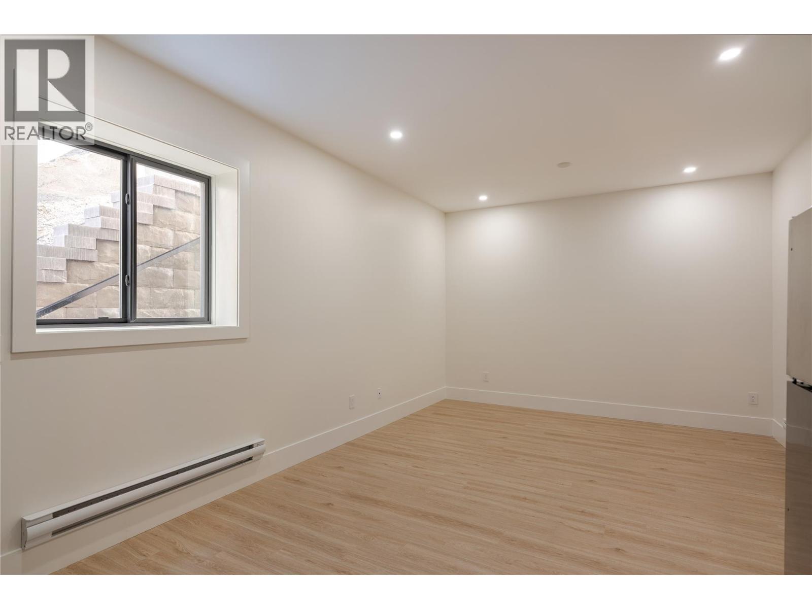 Picture for 1016 EMSLIE  Street https://www.cirrealty.ca/reb/bc/9/10363959_69.jpg