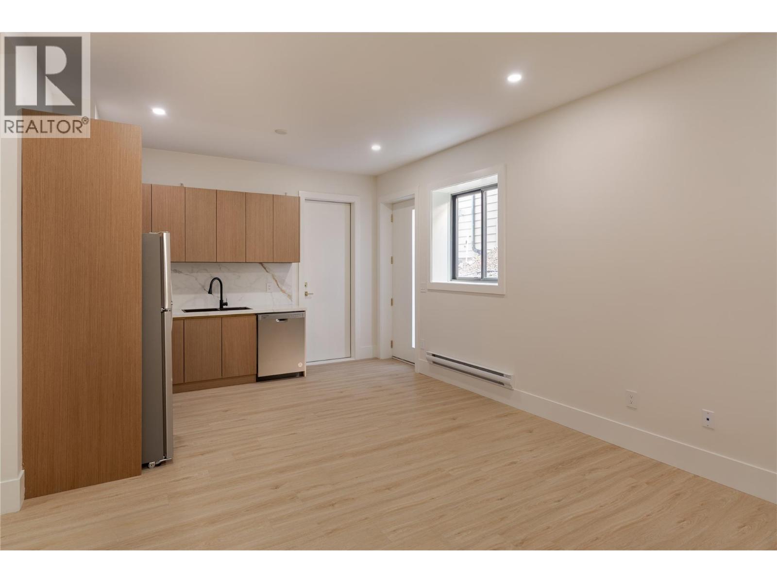 Picture for 1016 EMSLIE  Street https://www.cirrealty.ca/reb/bc/9/10363959_70.jpg