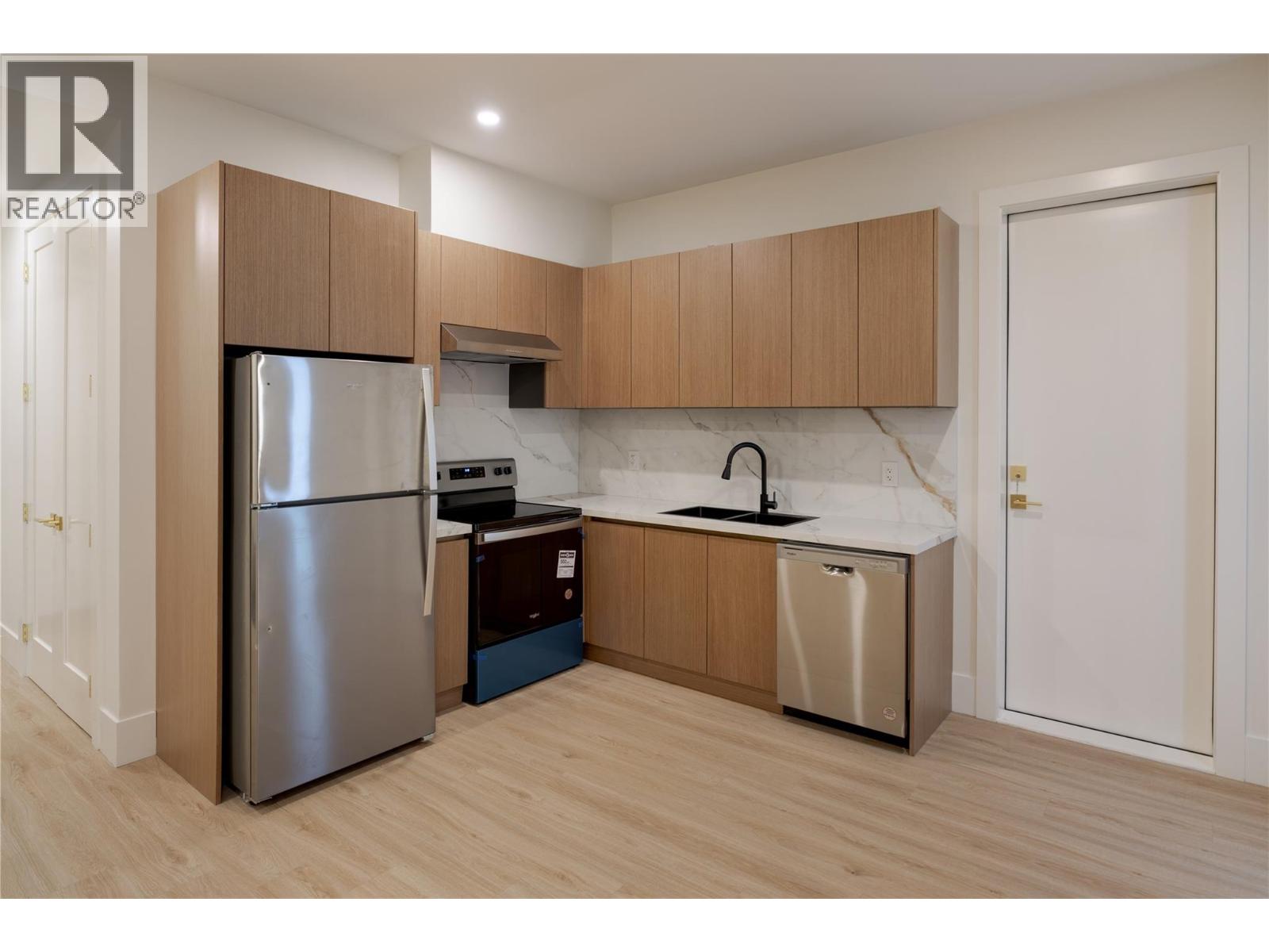 Picture for 1016 EMSLIE  Street https://www.cirrealty.ca/reb/bc/9/10363959_71.jpg