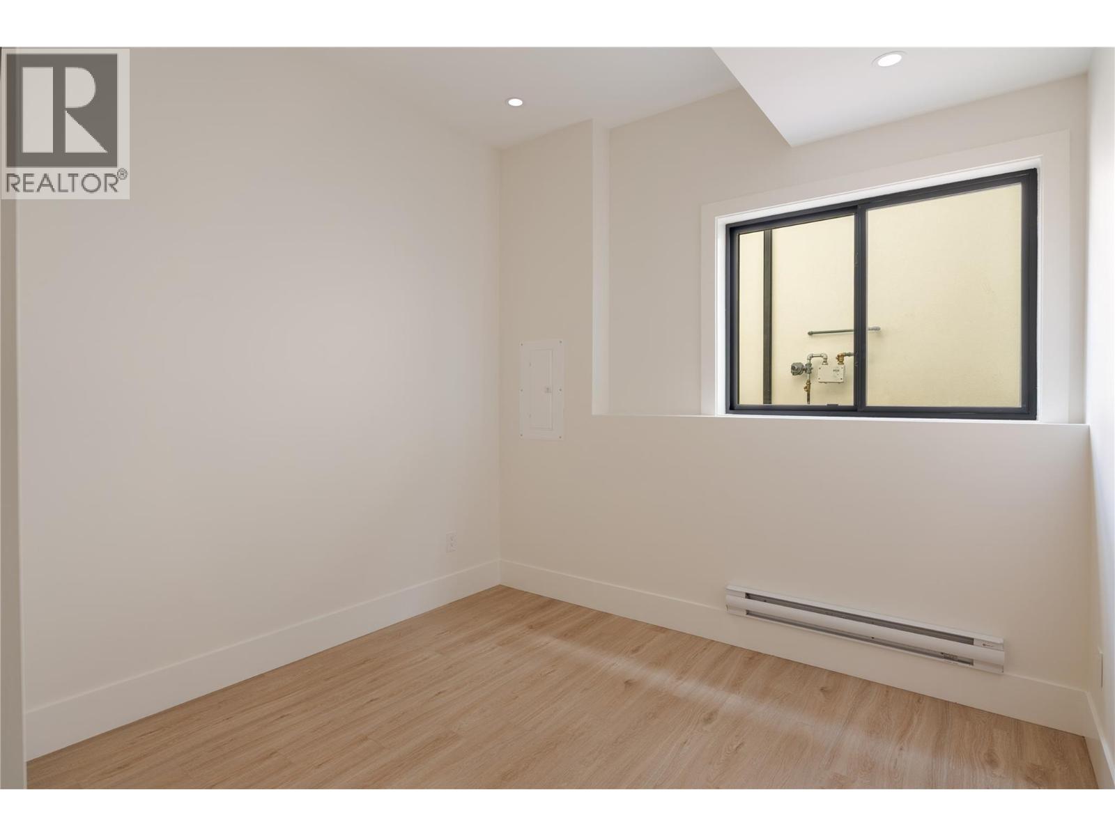 Picture for 1016 EMSLIE  Street https://www.cirrealty.ca/reb/bc/9/10363959_72.jpg