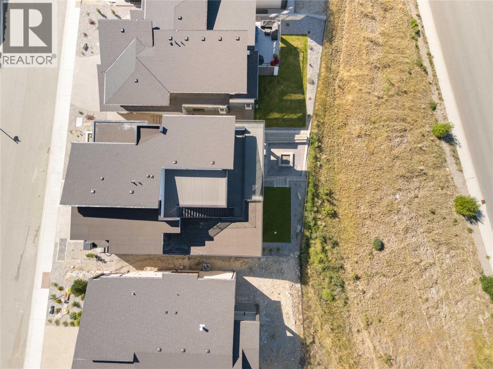 Picture for 1016 EMSLIE  Street https://www.cirrealty.ca/reb/bc/9/10363959_91.jpg