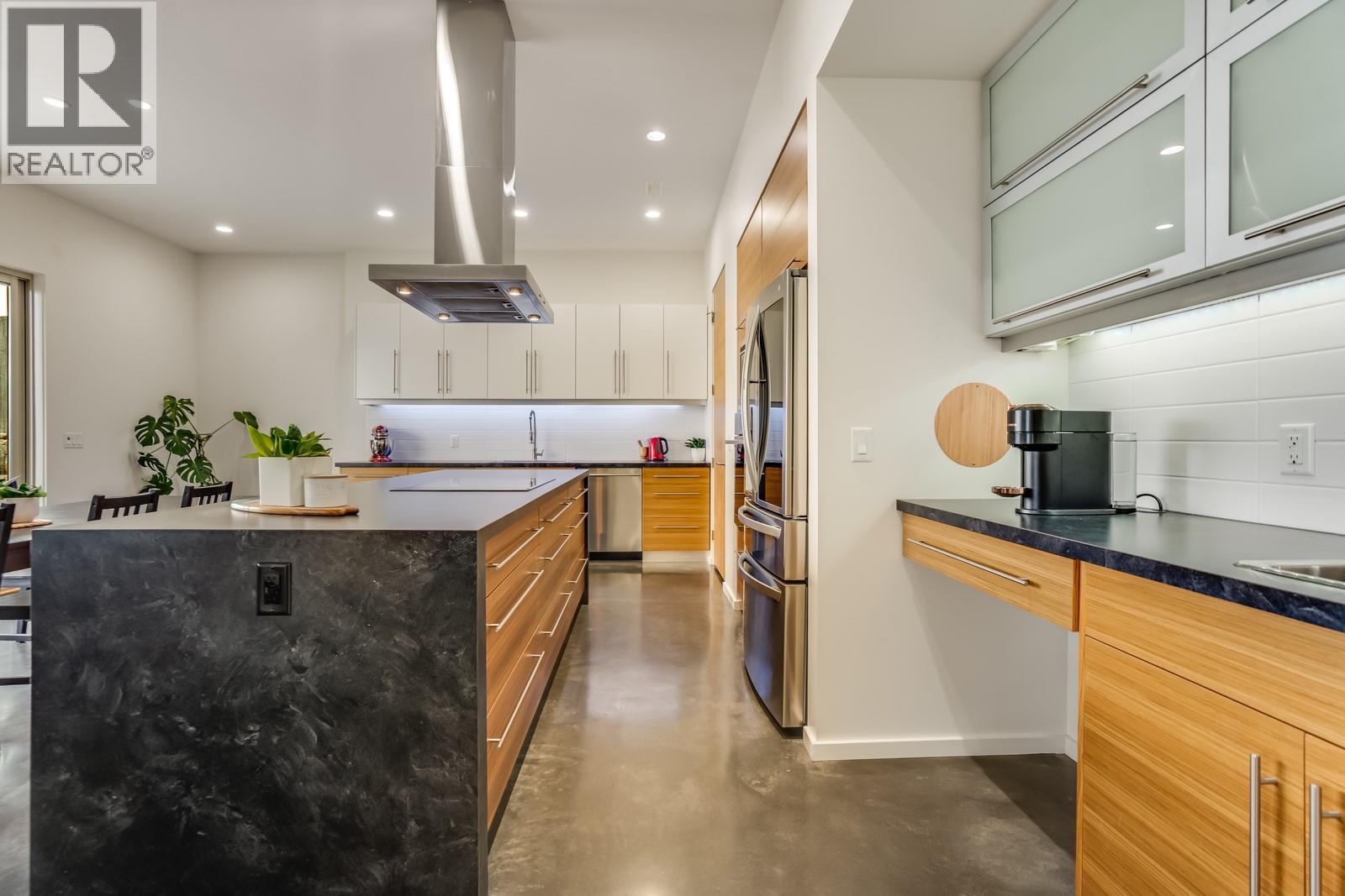Picture for 1040 Henderson  Drive https://www.cirrealty.ca/reb/bc/9/10364009_11.jpg