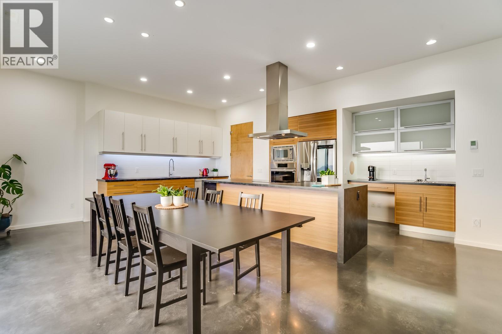 Picture for 1040 Henderson  Drive https://www.cirrealty.ca/reb/bc/9/10364009_12.jpg