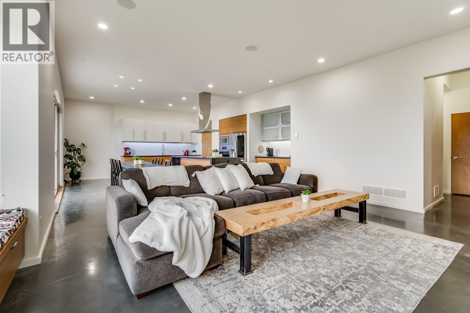 Picture for 1040 Henderson  Drive https://www.cirrealty.ca/reb/bc/9/10364009_13.jpg