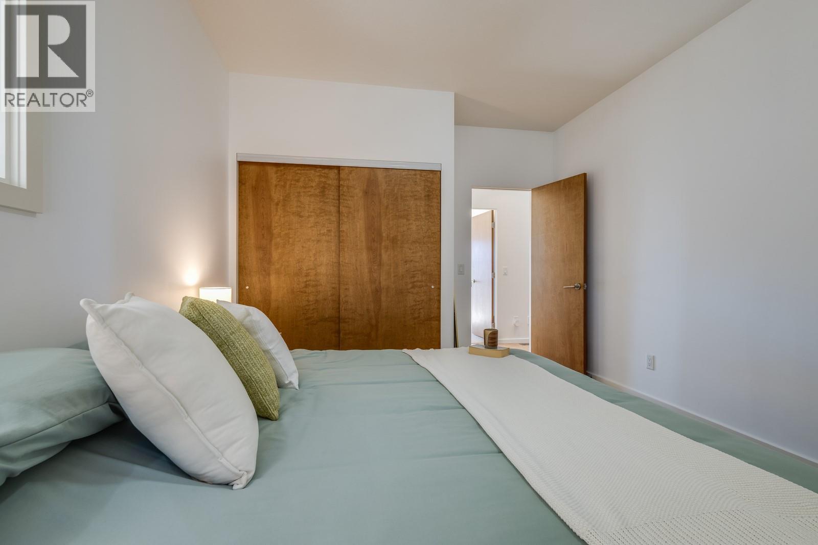 Picture for 1040 Henderson  Drive https://www.cirrealty.ca/reb/bc/9/10364009_36.jpg