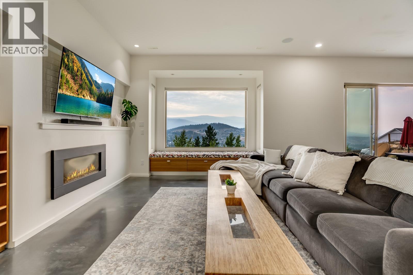 Picture for 1040 Henderson  Drive https://www.cirrealty.ca/reb/bc/9/10364009_4.jpg