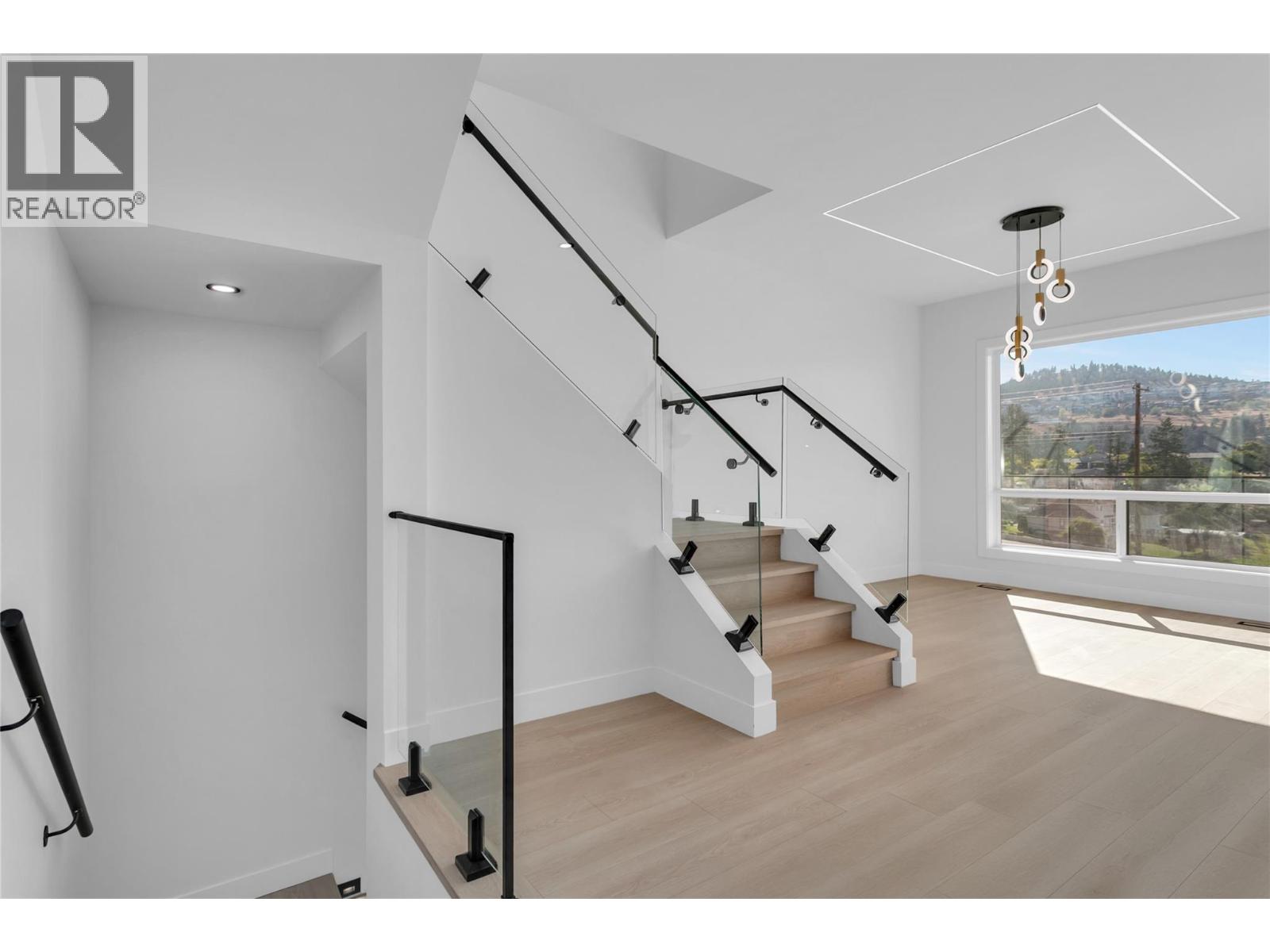 Picture for 1176 Hume  Avenue https://www.cirrealty.ca/reb/bc/9/10364109_16.jpg