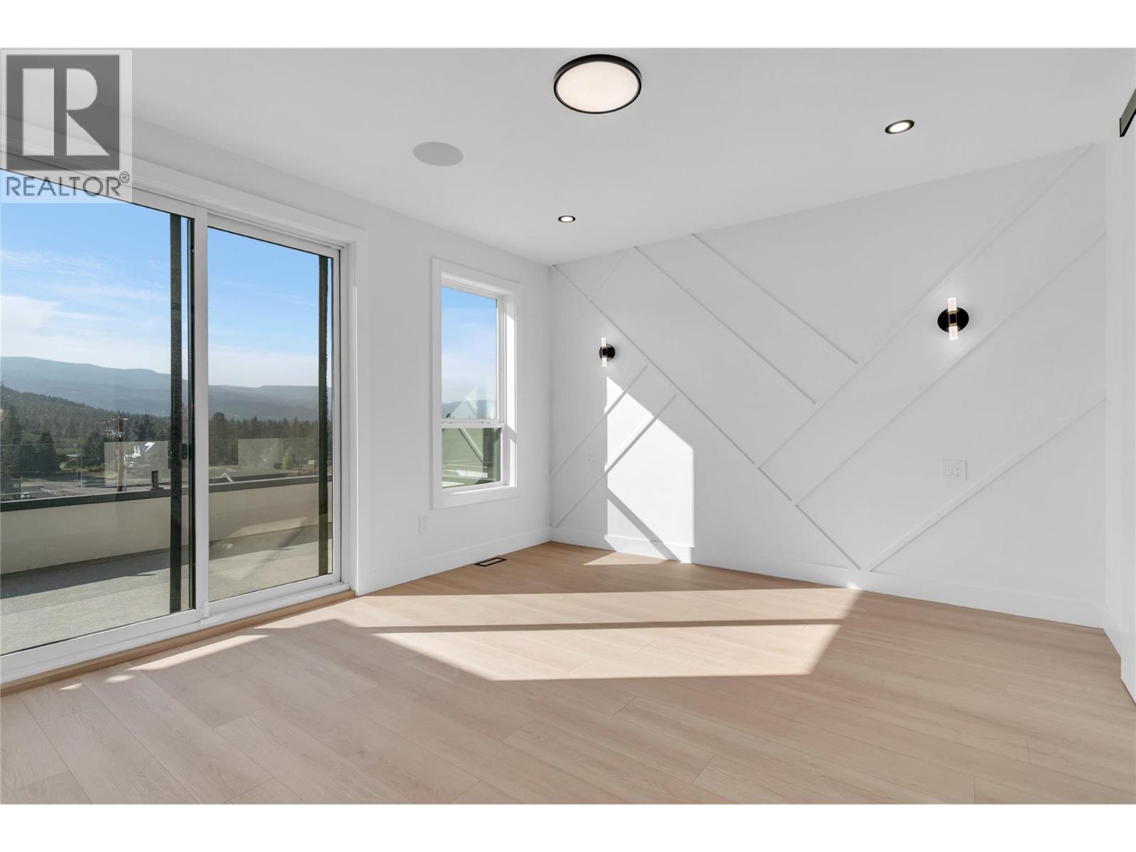 Picture for 1176 Hume  Avenue https://www.cirrealty.ca/reb/bc/9/10364109_25.jpg