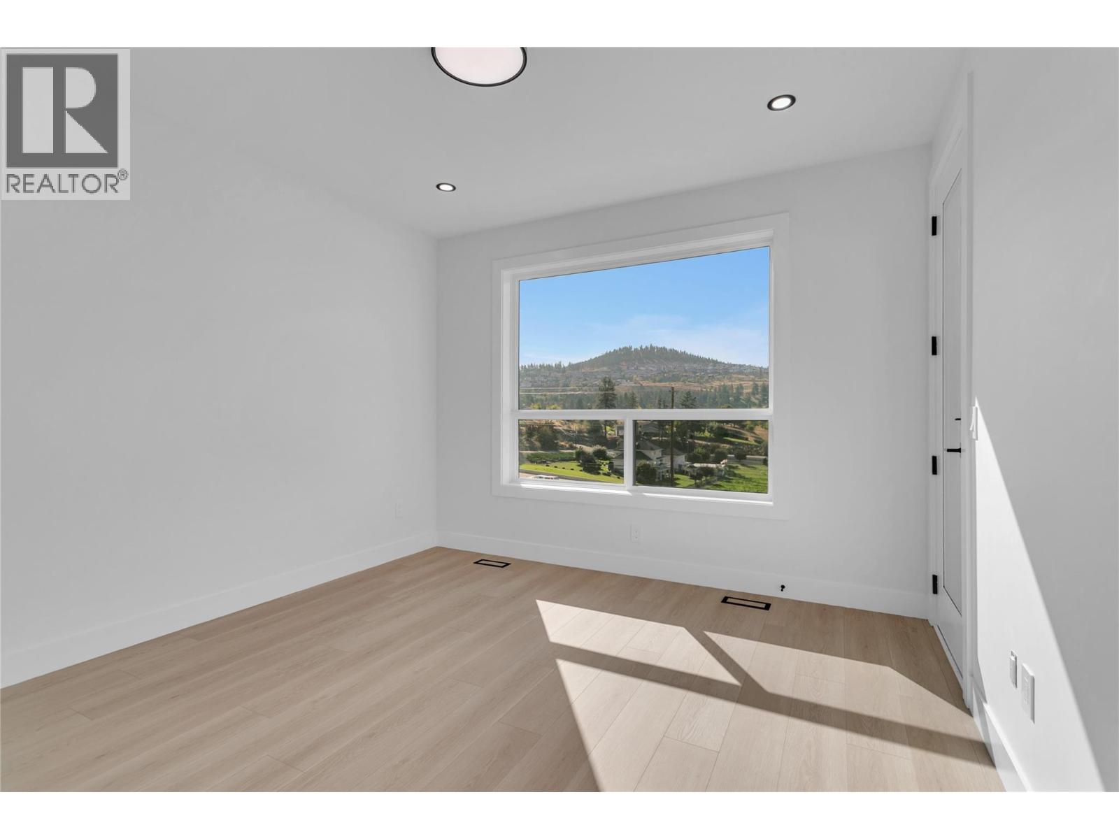 Picture for 1176 Hume  Avenue https://www.cirrealty.ca/reb/bc/9/10364109_33.jpg