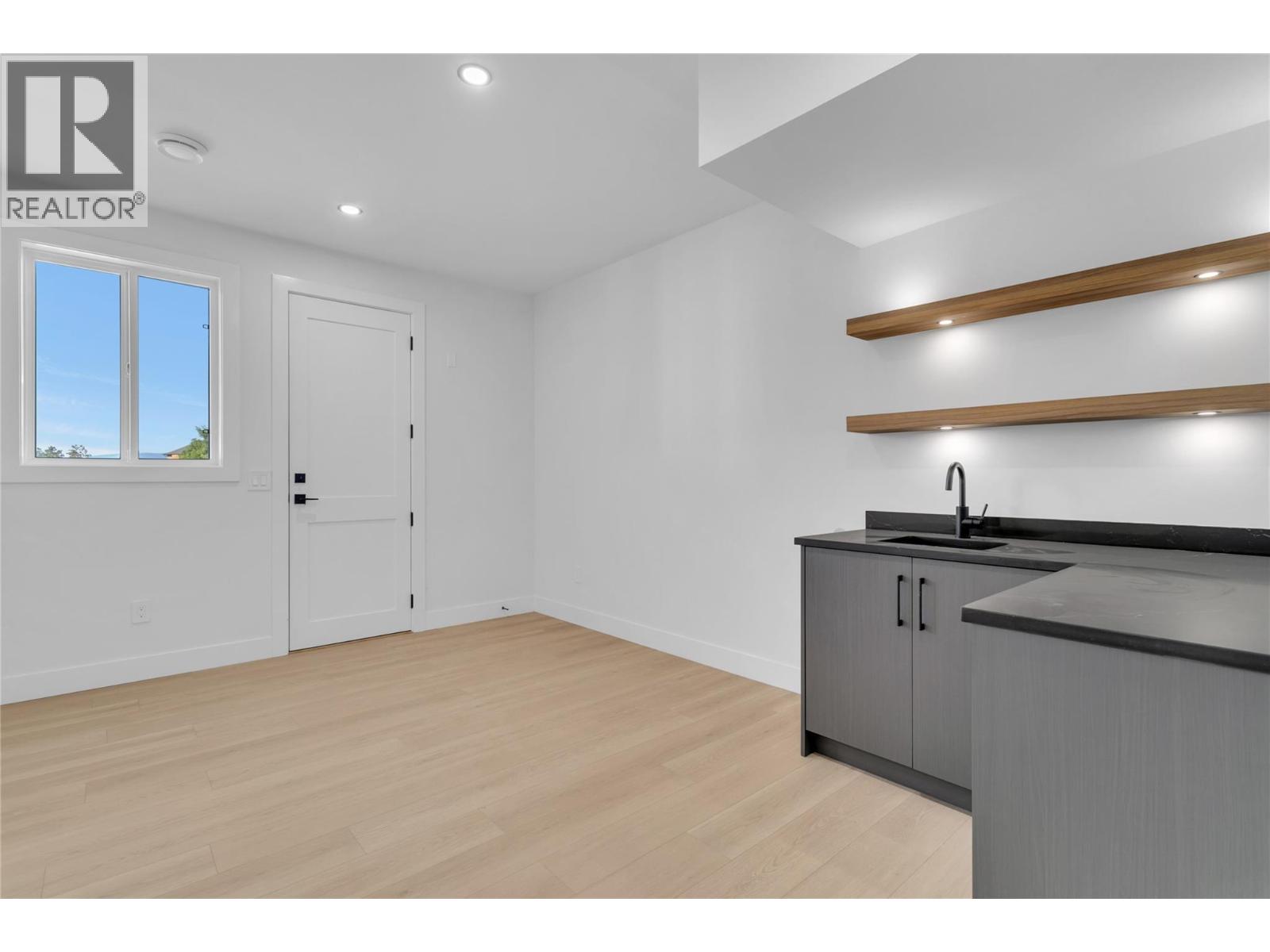 Picture for 1176 Hume  Avenue https://www.cirrealty.ca/reb/bc/9/10364109_42.jpg