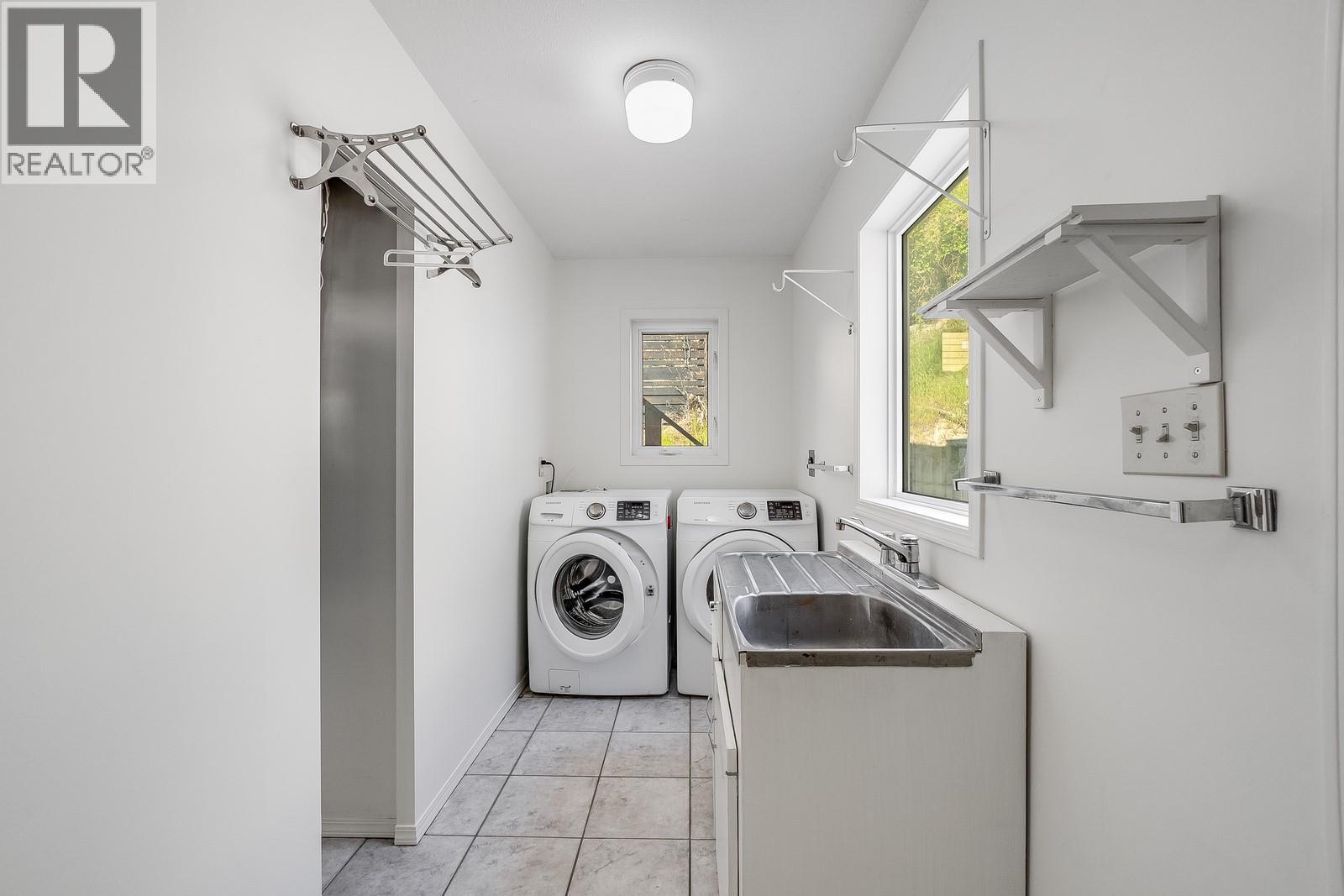 Picture for 457 Poplar Point  Drive https://www.cirrealty.ca/reb/bc/9/10364459_14.jpg