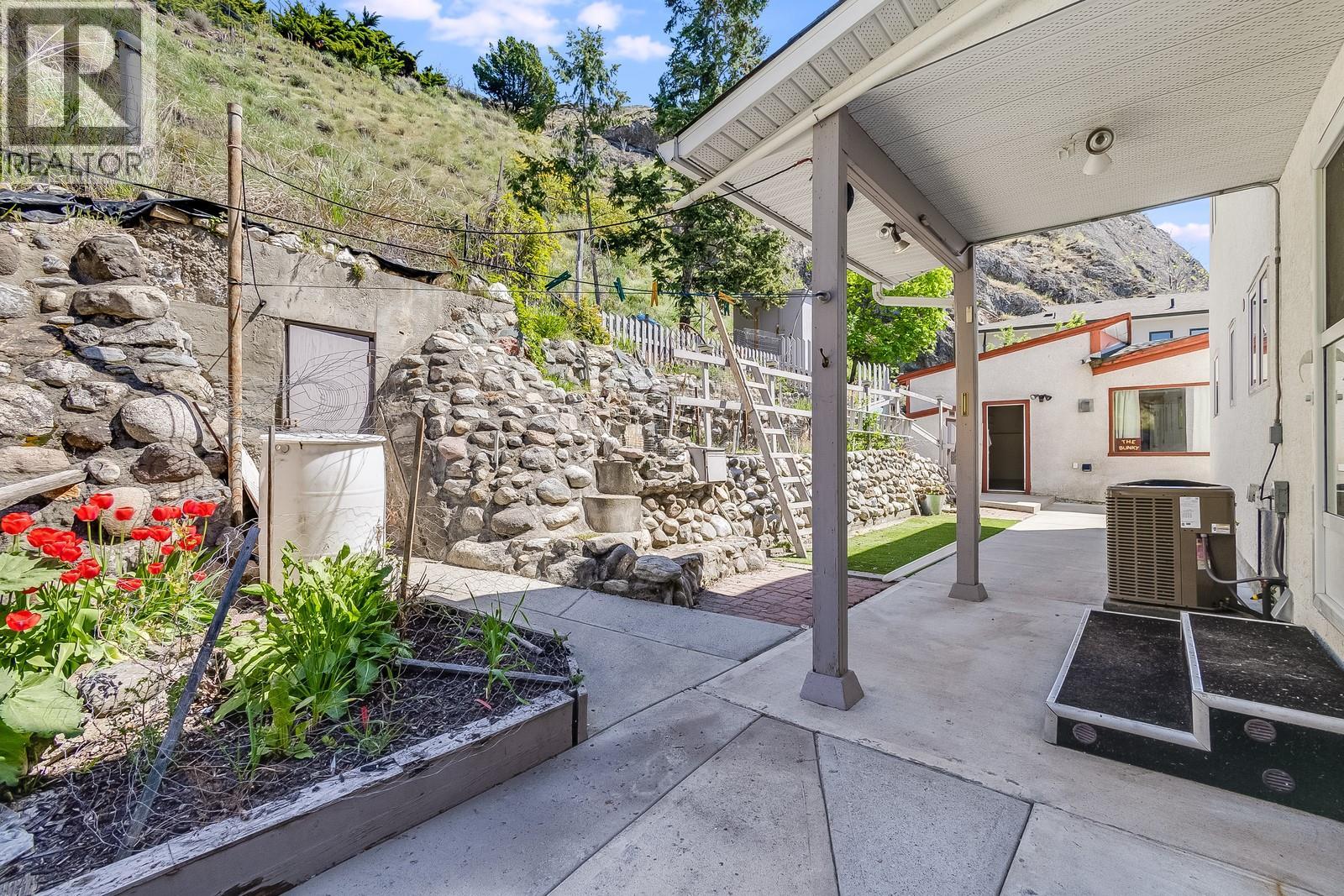 Picture for 457 Poplar Point  Drive https://www.cirrealty.ca/reb/bc/9/10364459_15.jpg