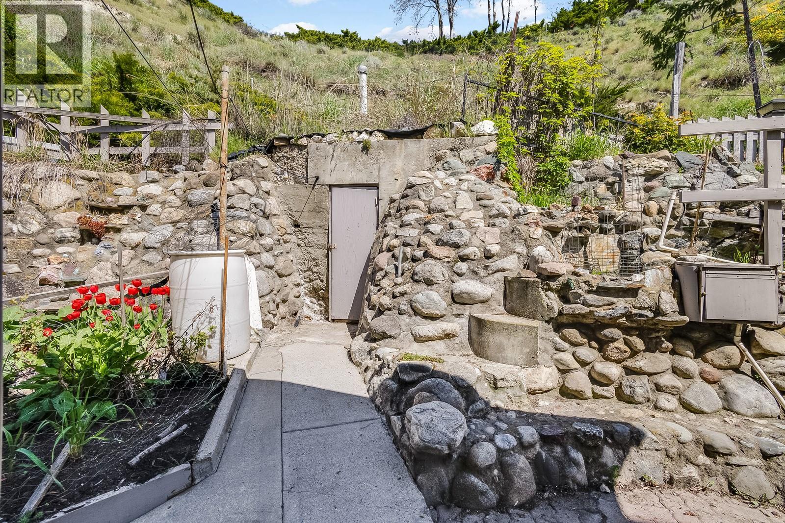 Picture for 457 Poplar Point  Drive https://www.cirrealty.ca/reb/bc/9/10364459_16.jpg