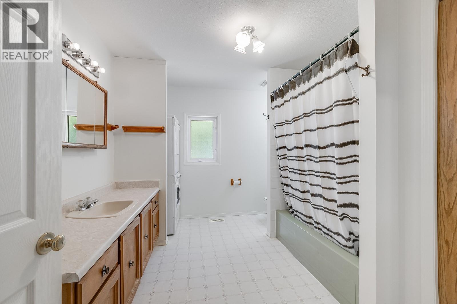 Picture for 457 Poplar Point  Drive https://www.cirrealty.ca/reb/bc/9/10364459_23.jpg