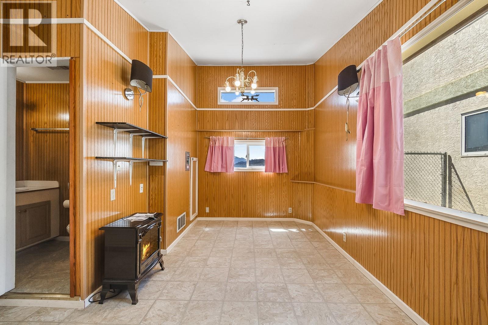 Picture for 457 Poplar Point  Drive https://www.cirrealty.ca/reb/bc/9/10364459_30.jpg