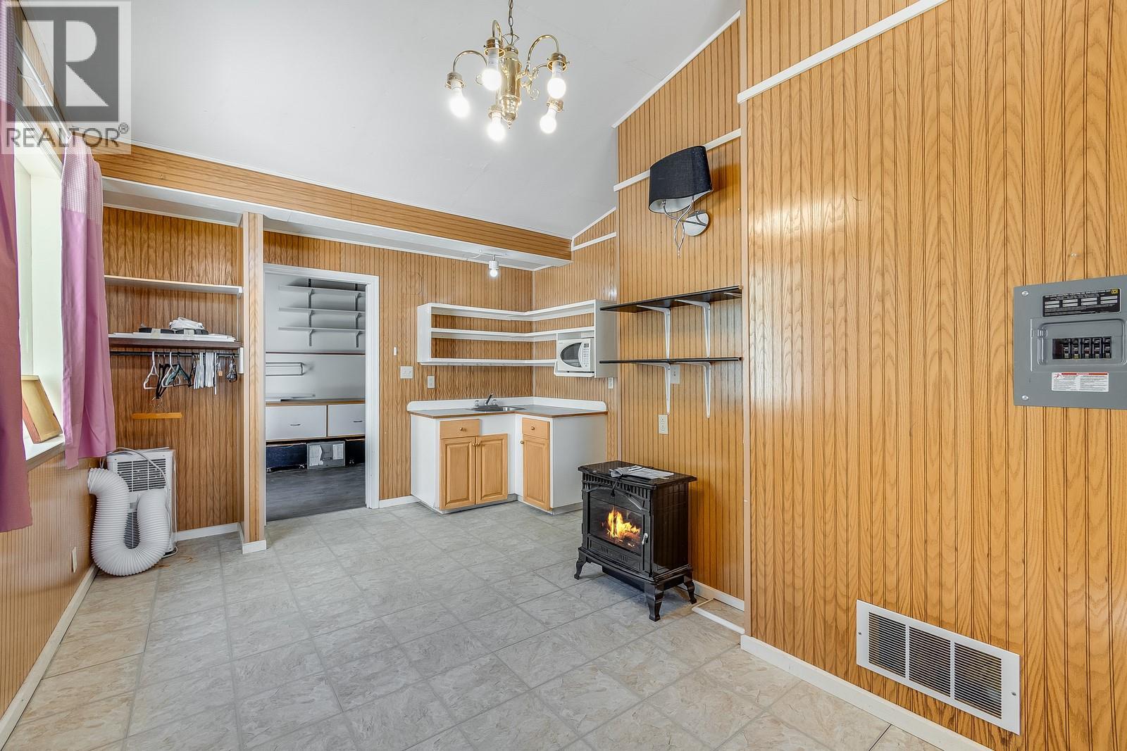 Picture for 457 Poplar Point  Drive https://www.cirrealty.ca/reb/bc/9/10364459_31.jpg