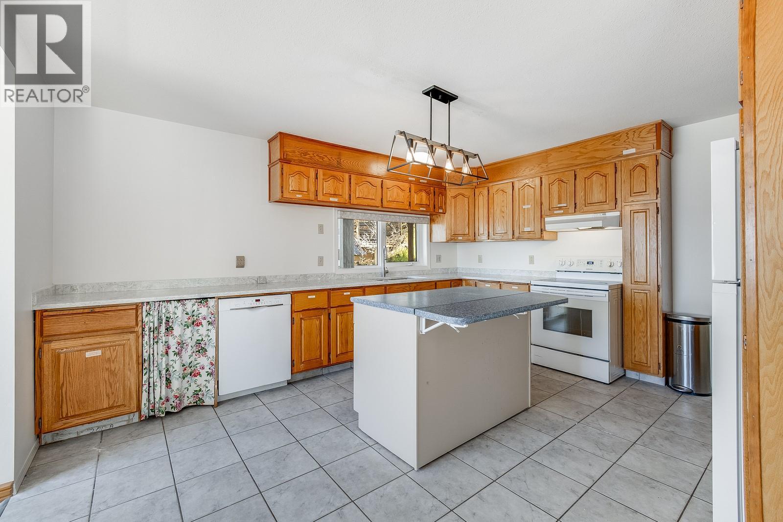 Picture for 457 Poplar Point  Drive https://www.cirrealty.ca/reb/bc/9/10364459_7.jpg