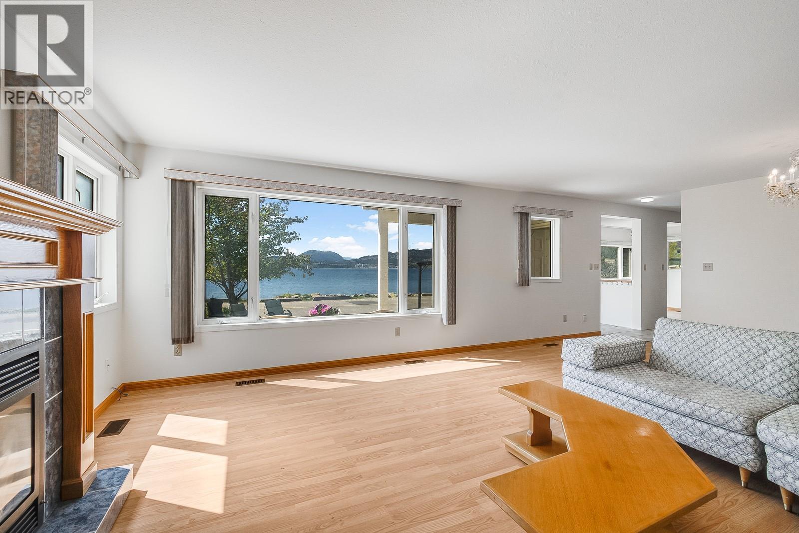 Picture for 457 Poplar Point  Drive https://www.cirrealty.ca/reb/bc/9/10364459_8.jpg