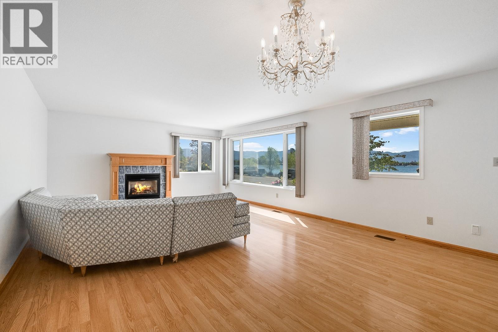 Picture for 457 Poplar Point  Drive https://www.cirrealty.ca/reb/bc/9/10364459_9.jpg