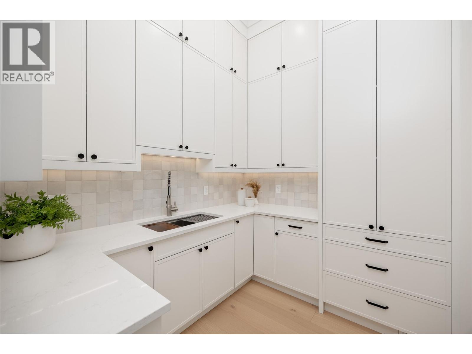 Picture for 1435 Vineyard  Drive https://www.cirrealty.ca/reb/bc/9/10364919_16.jpg