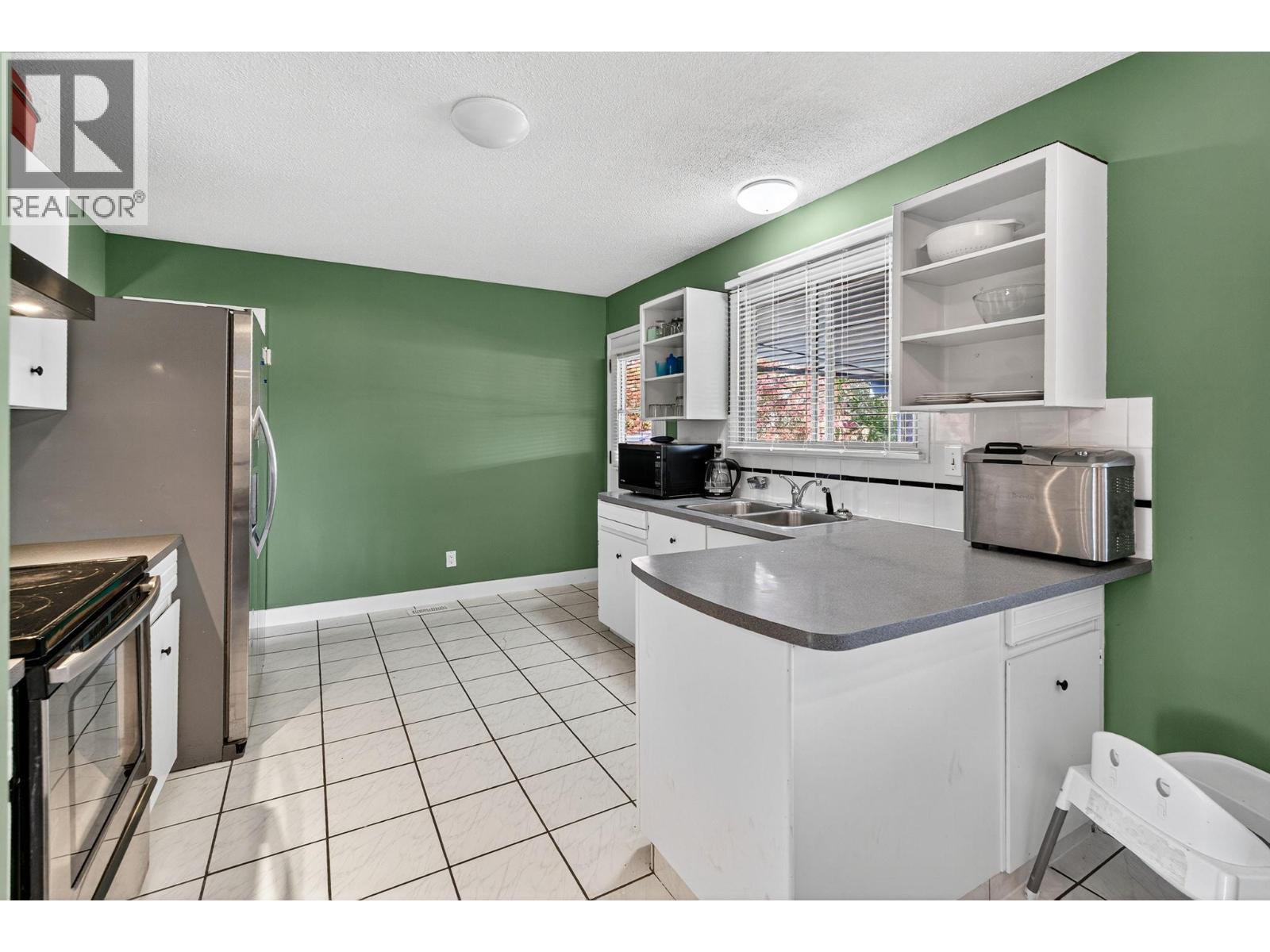 Picture for 250 Benchview  Road https://www.cirrealty.ca/reb/bc/9/10365219_11.jpg