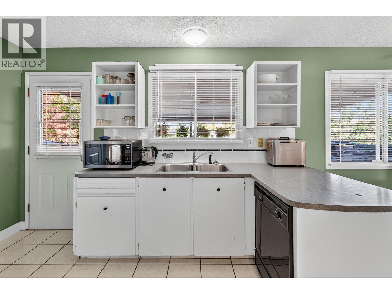 Picture for 250 Benchview  Road https://www.cirrealty.ca/reb/bc/9/10365219_12.jpg