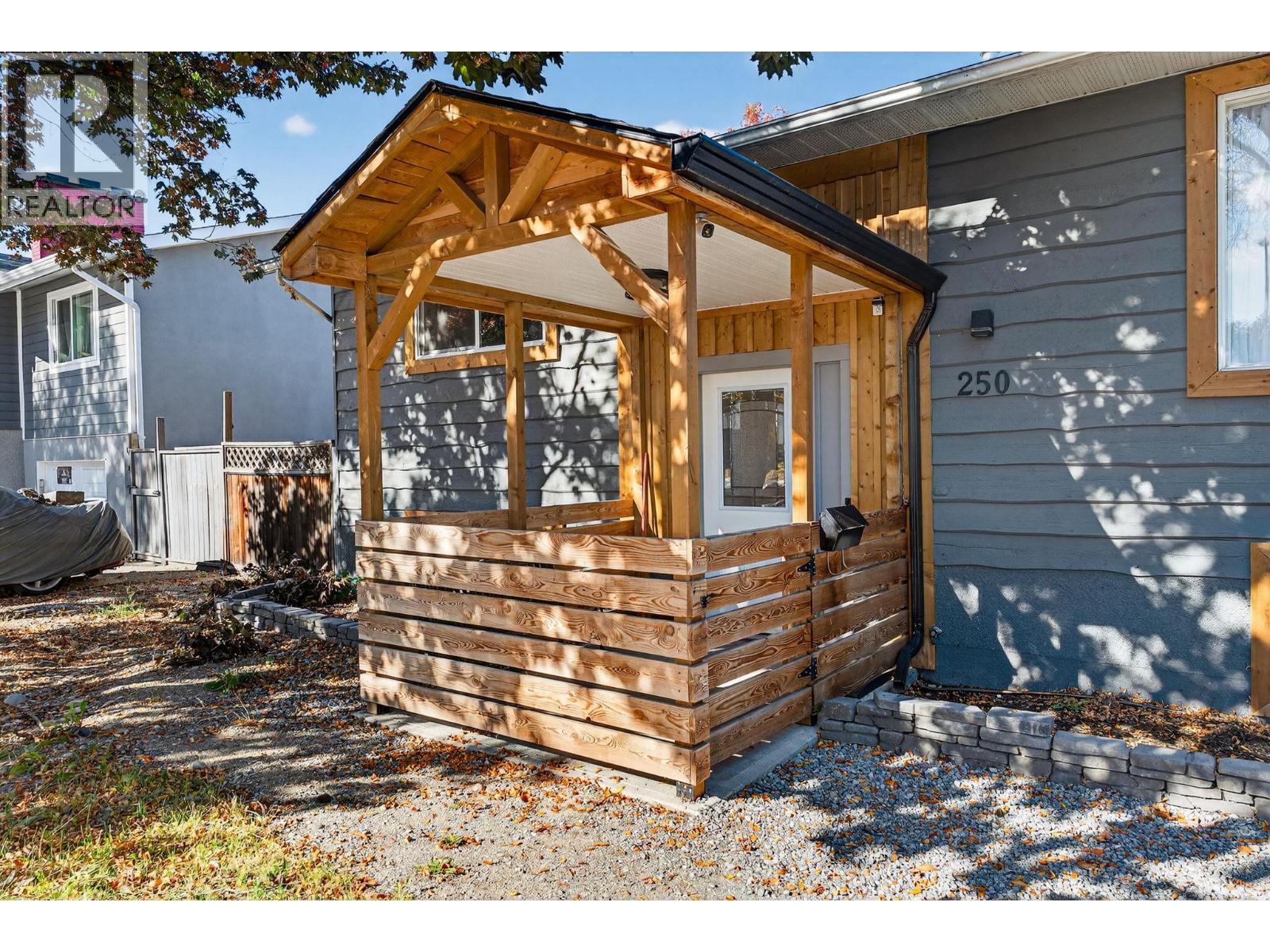 Picture for 250 Benchview  Road https://www.cirrealty.ca/reb/bc/9/10365219_2.jpg