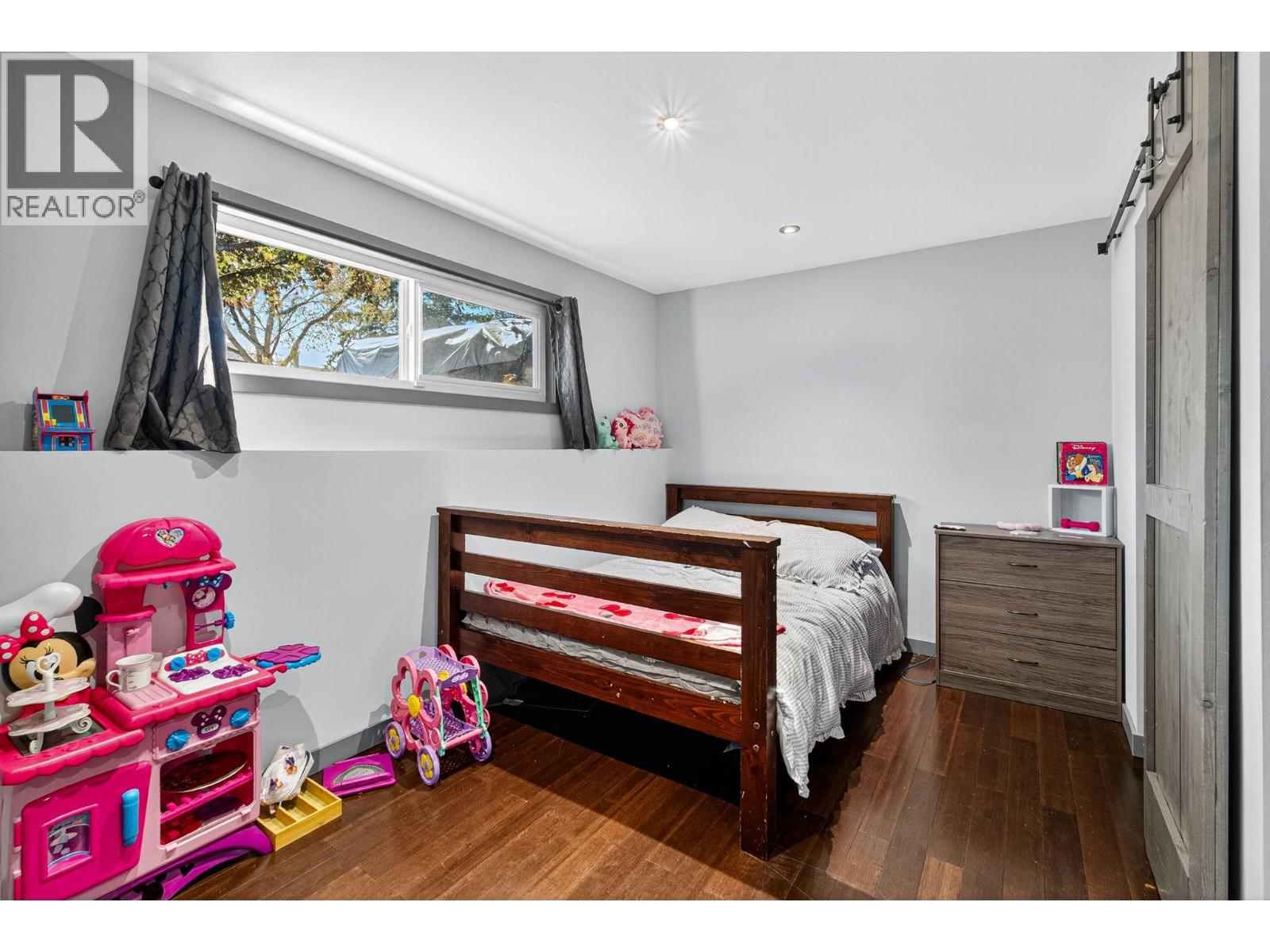 Picture for 250 Benchview  Road https://www.cirrealty.ca/reb/bc/9/10365219_26.jpg