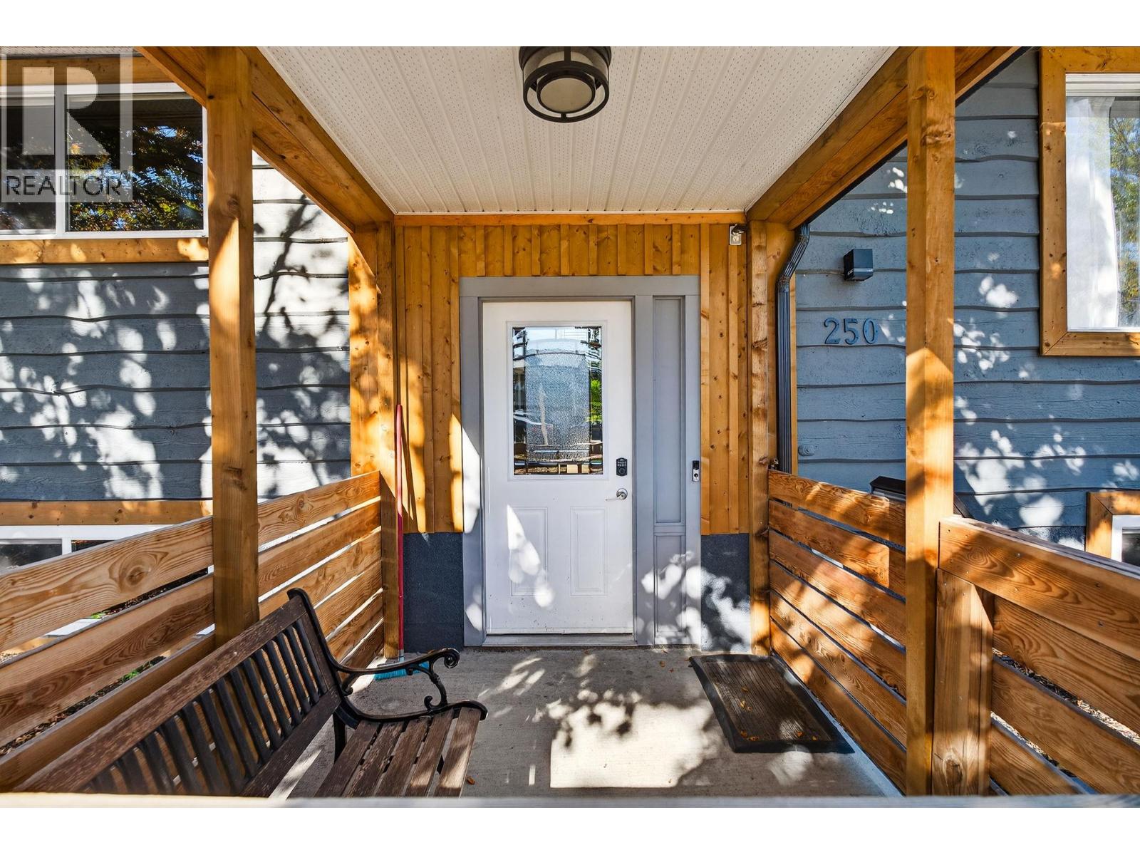 Picture for 250 Benchview  Road https://www.cirrealty.ca/reb/bc/9/10365219_4.jpg