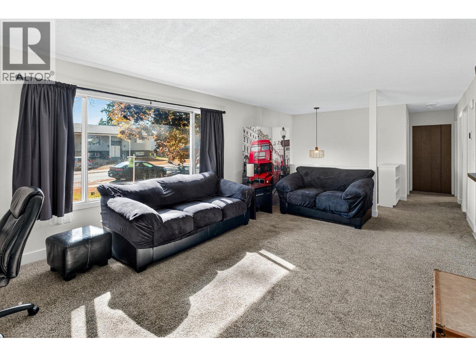 Picture for 250 Benchview  Road https://www.cirrealty.ca/reb/bc/9/10365219_8.jpg