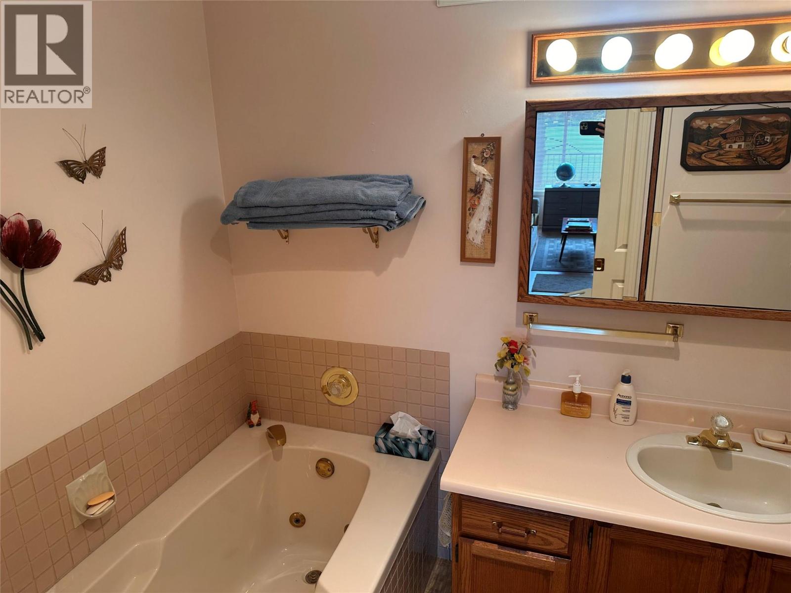 Picture for Unit #12, 1020 Lanfranco  Road https://www.cirrealty.ca/reb/bc/9/10365349_23.jpg