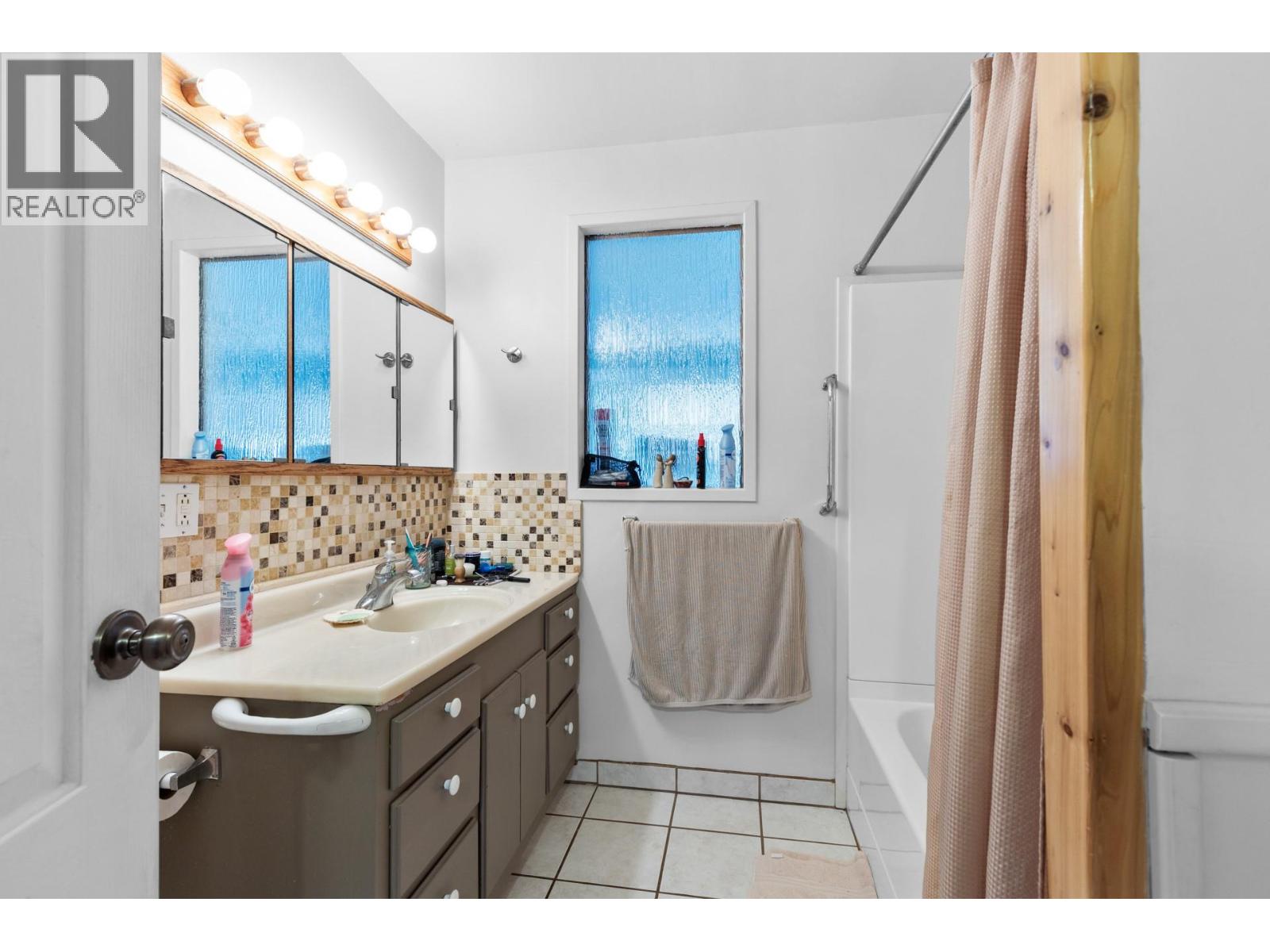 Picture for 7612 97th  Street https://www.cirrealty.ca/reb/bc/9/10365929_61.jpg