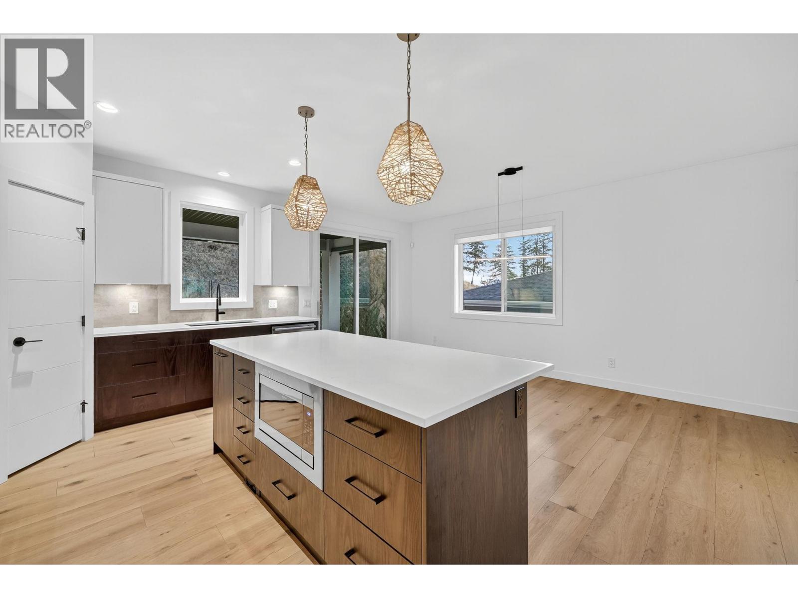 Picture for 135 Echo Ridge  Drive https://www.cirrealty.ca/reb/bc/9/10365999_16.jpg