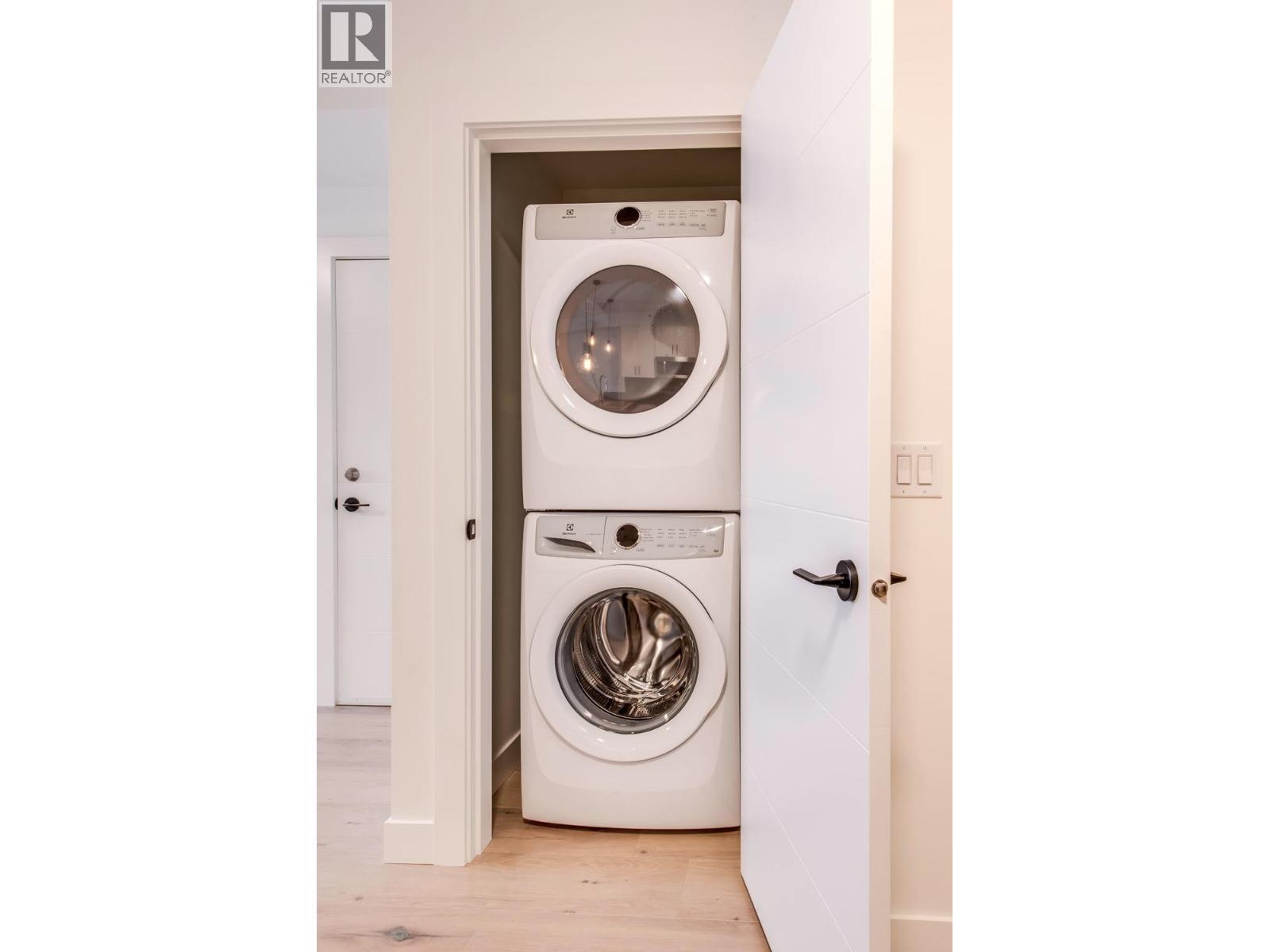 Picture for 135 Echo Ridge  Drive https://www.cirrealty.ca/reb/bc/9/10365999_50.jpg