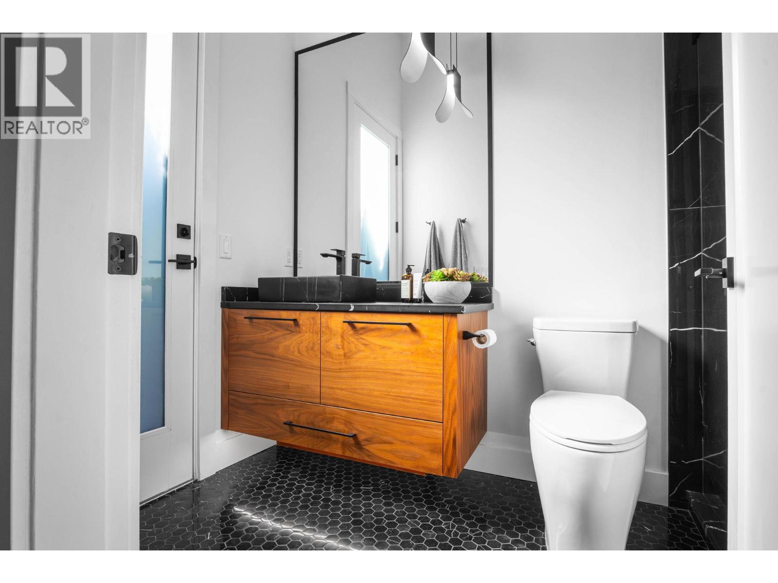 Picture for 4630 McClure  Road https://www.cirrealty.ca/reb/bc/9/10366039_20.jpg