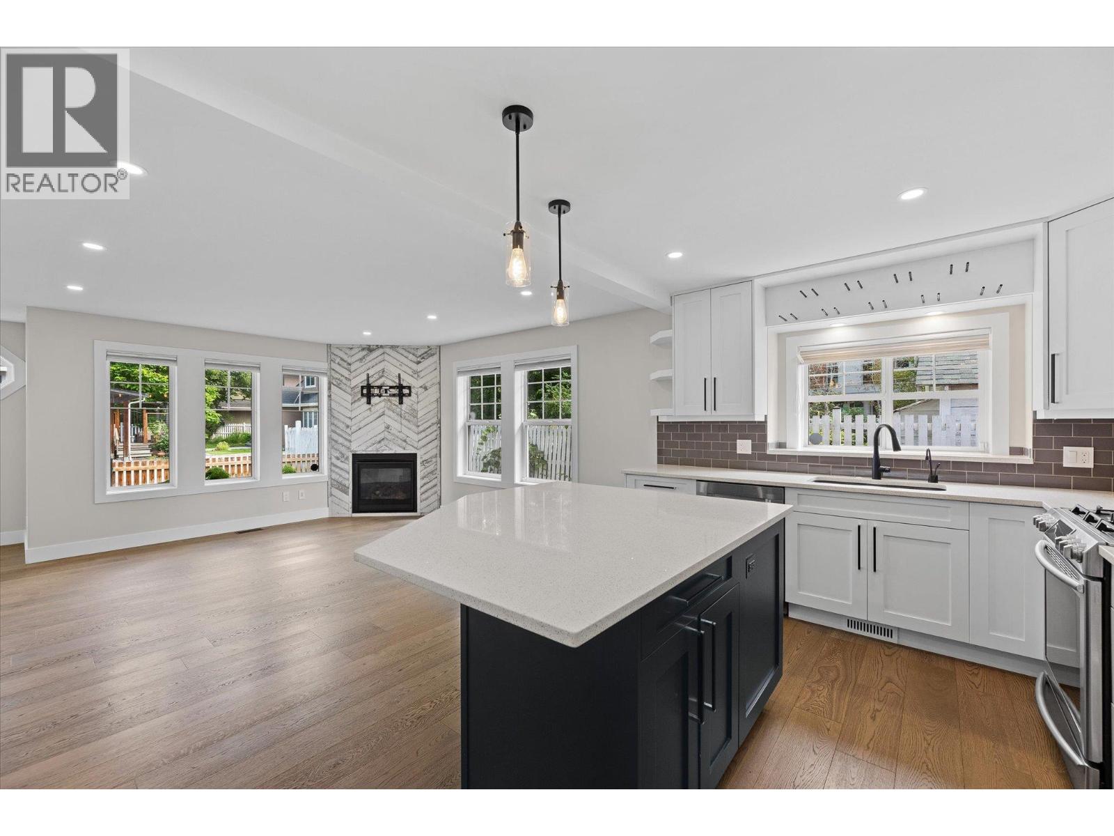 Picture for 530 Rowcliffe  Avenue https://www.cirrealty.ca/reb/bc/9/10366279_10.jpg