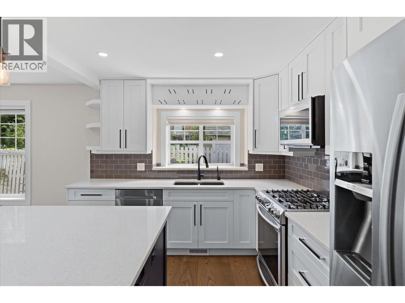 Picture for 530 Rowcliffe  Avenue https://www.cirrealty.ca/reb/bc/9/10366279_11.jpg