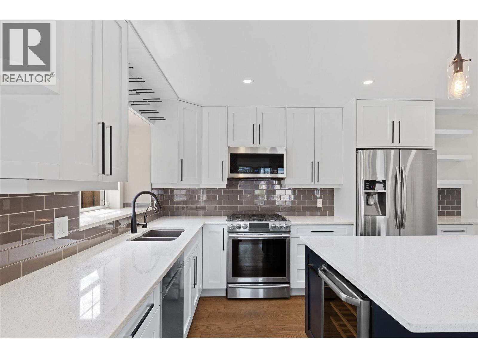 Picture for 530 Rowcliffe  Avenue https://www.cirrealty.ca/reb/bc/9/10366279_12.jpg