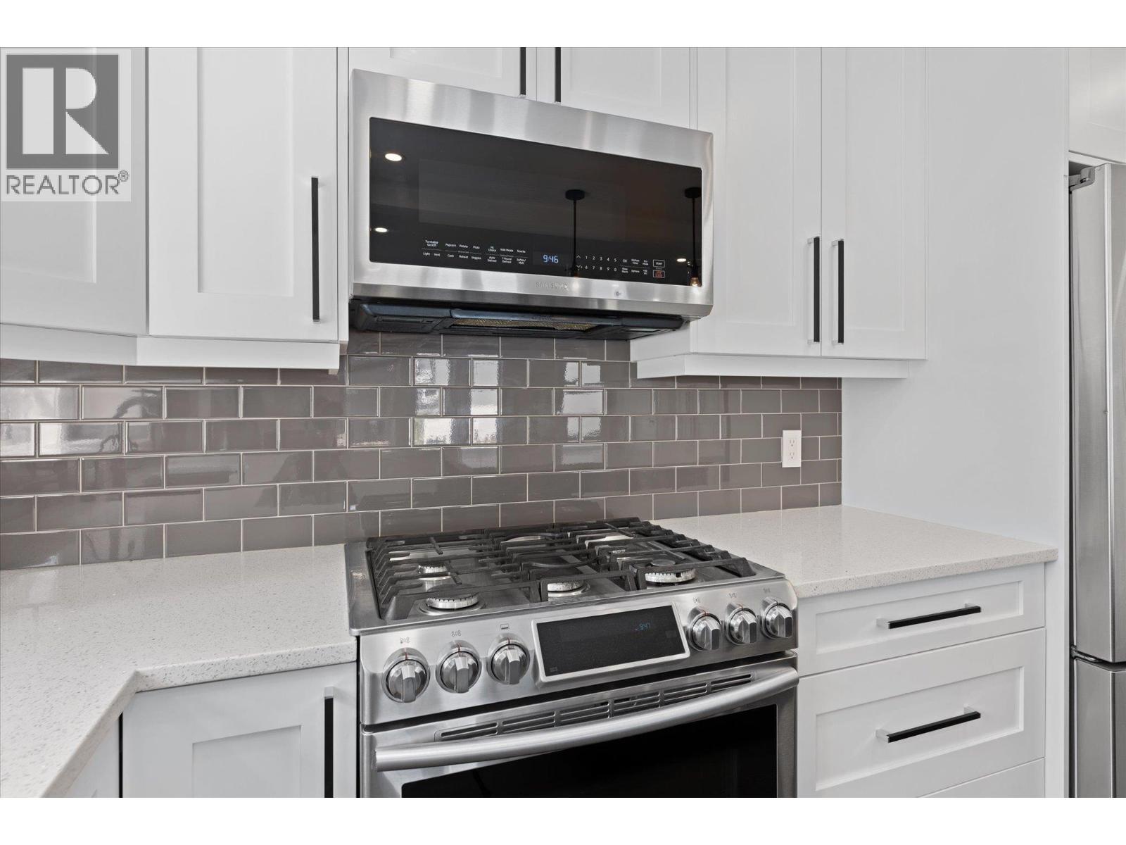 Picture for 530 Rowcliffe  Avenue https://www.cirrealty.ca/reb/bc/9/10366279_13.jpg