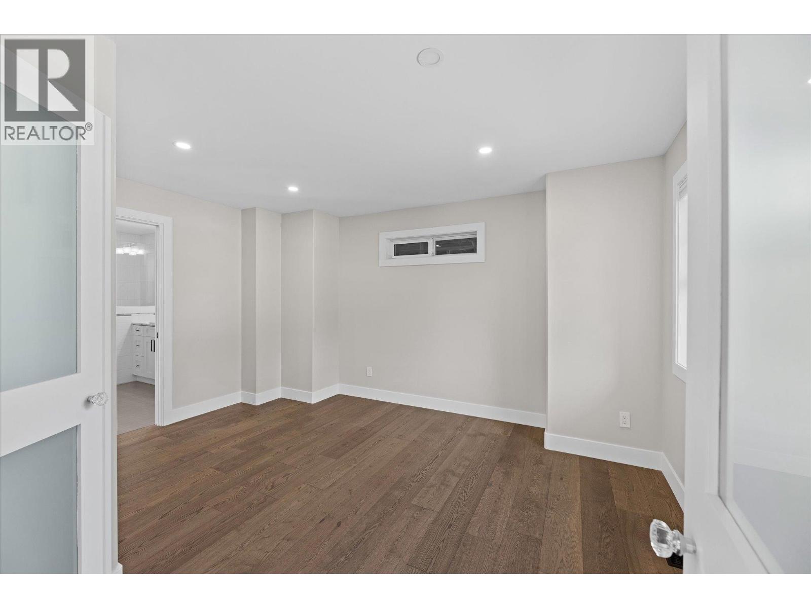 Picture for 530 Rowcliffe  Avenue https://www.cirrealty.ca/reb/bc/9/10366279_15.jpg