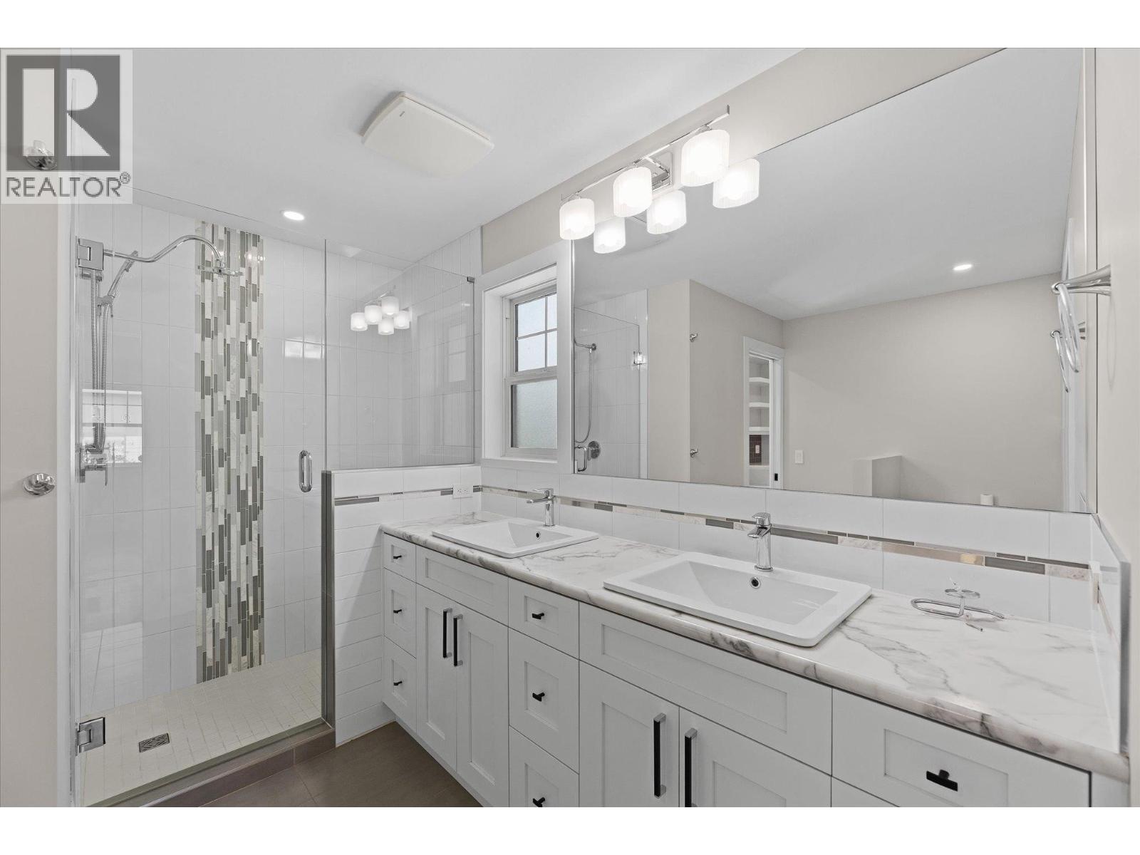 Picture for 530 Rowcliffe  Avenue https://www.cirrealty.ca/reb/bc/9/10366279_16.jpg