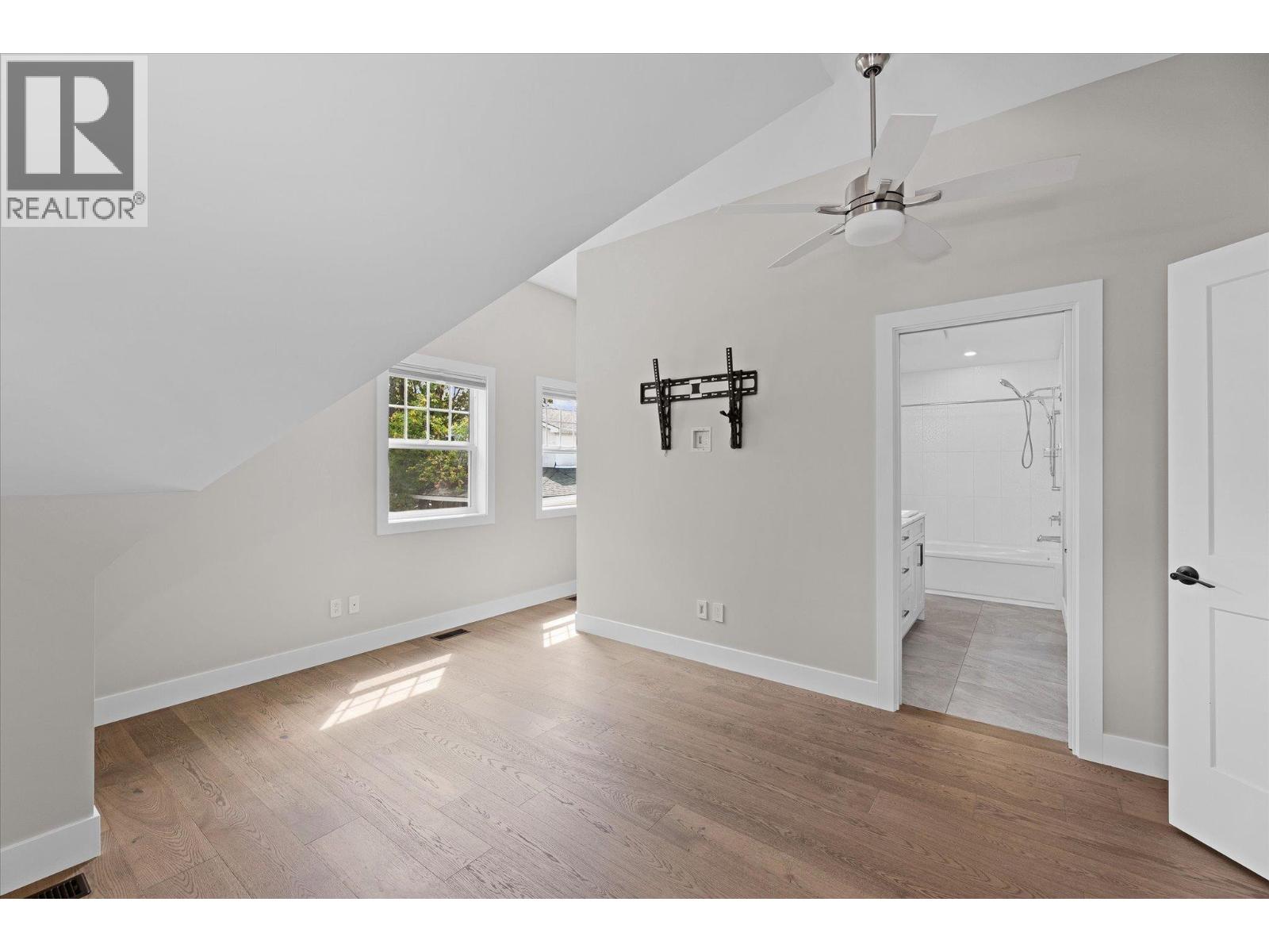 Picture for 530 Rowcliffe  Avenue https://www.cirrealty.ca/reb/bc/9/10366279_19.jpg