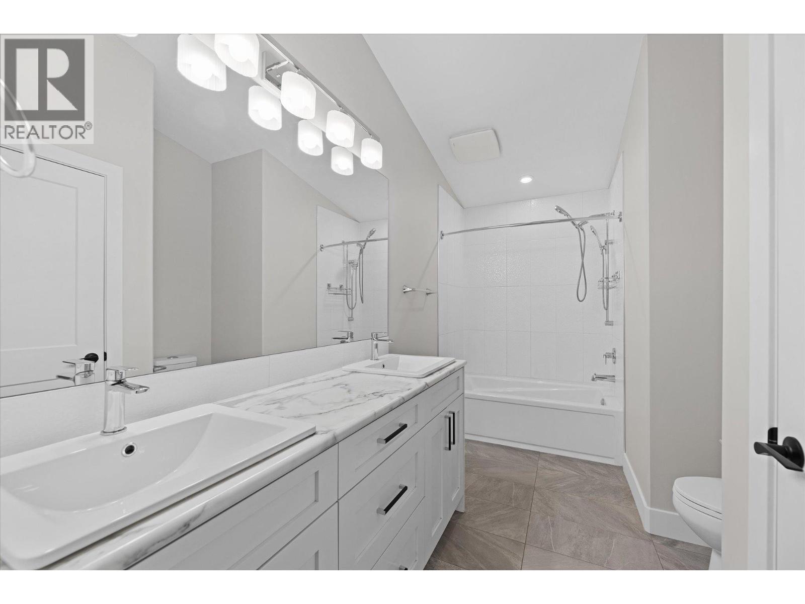 Picture for 530 Rowcliffe  Avenue https://www.cirrealty.ca/reb/bc/9/10366279_20.jpg