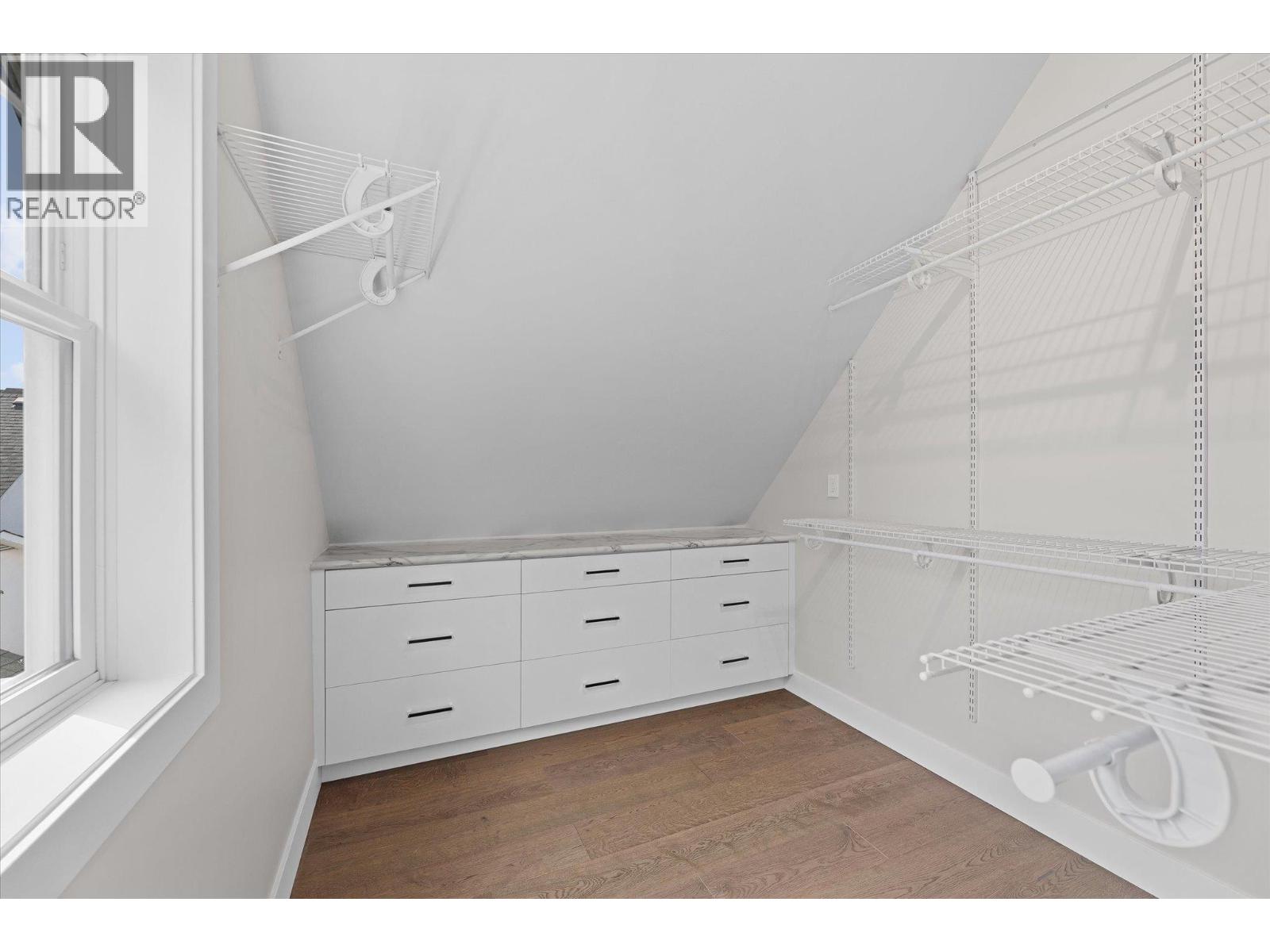 Picture for 530 Rowcliffe  Avenue https://www.cirrealty.ca/reb/bc/9/10366279_21.jpg