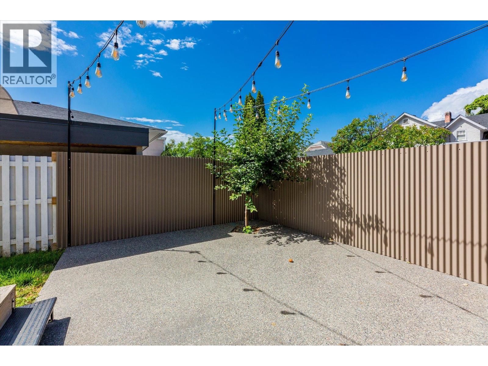 Picture for 530 Rowcliffe  Avenue https://www.cirrealty.ca/reb/bc/9/10366279_31.jpg